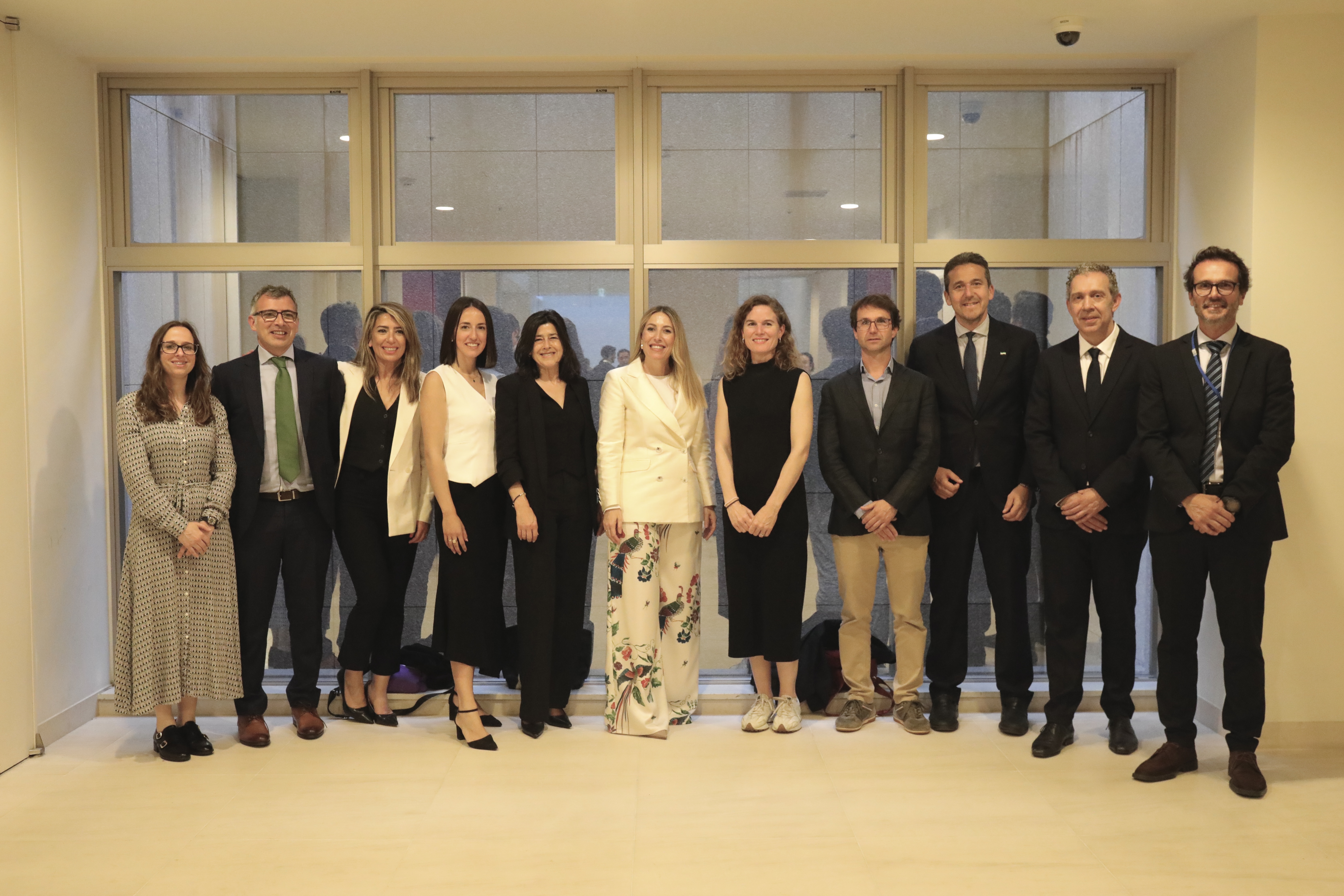 La presidenta de la Junta de Extremadura, María Guardiola, junto a autoridades asistentes.