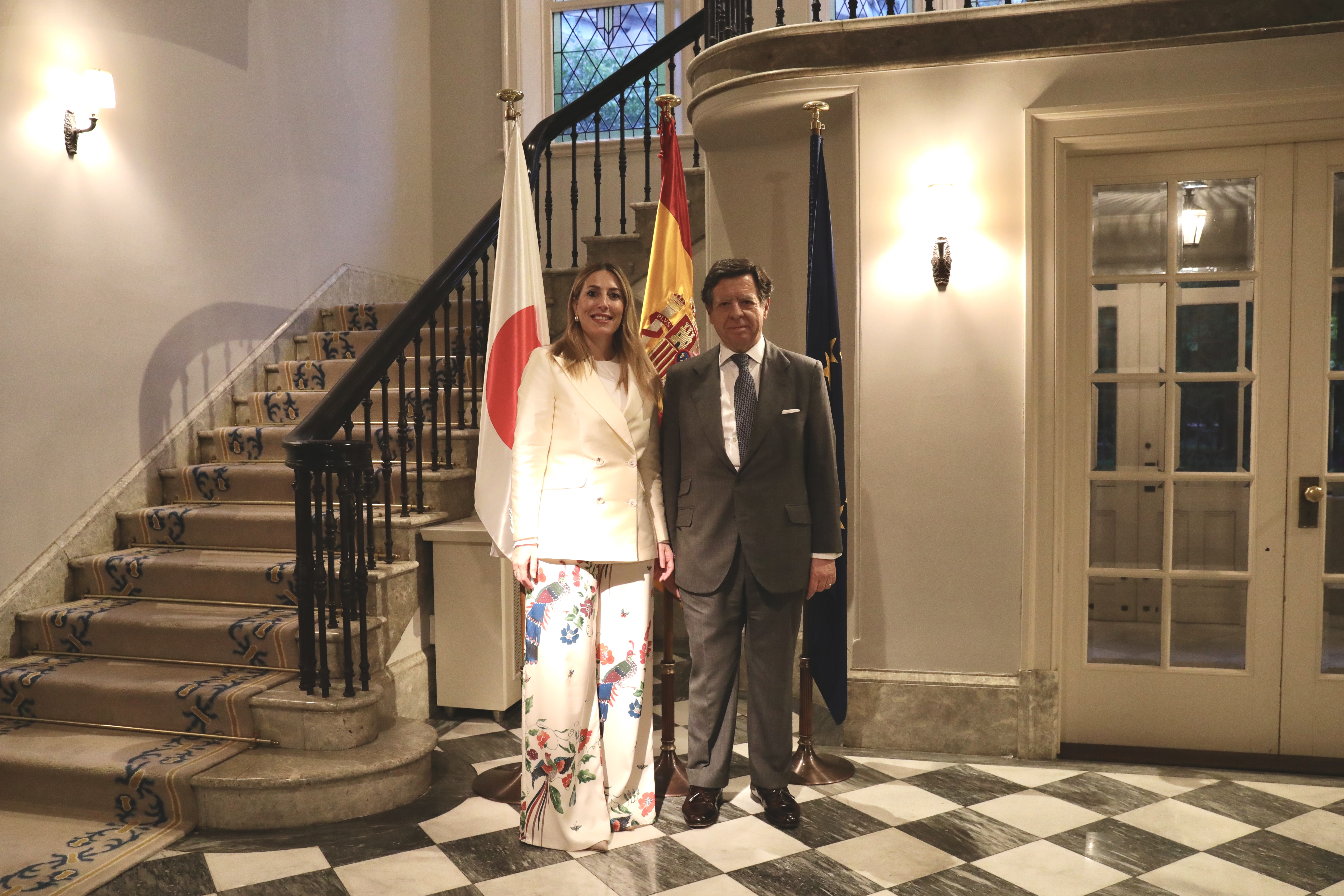 La presidenta de la Junta de Extremadura, María Guardiola, junto a autoridades asistentes.
