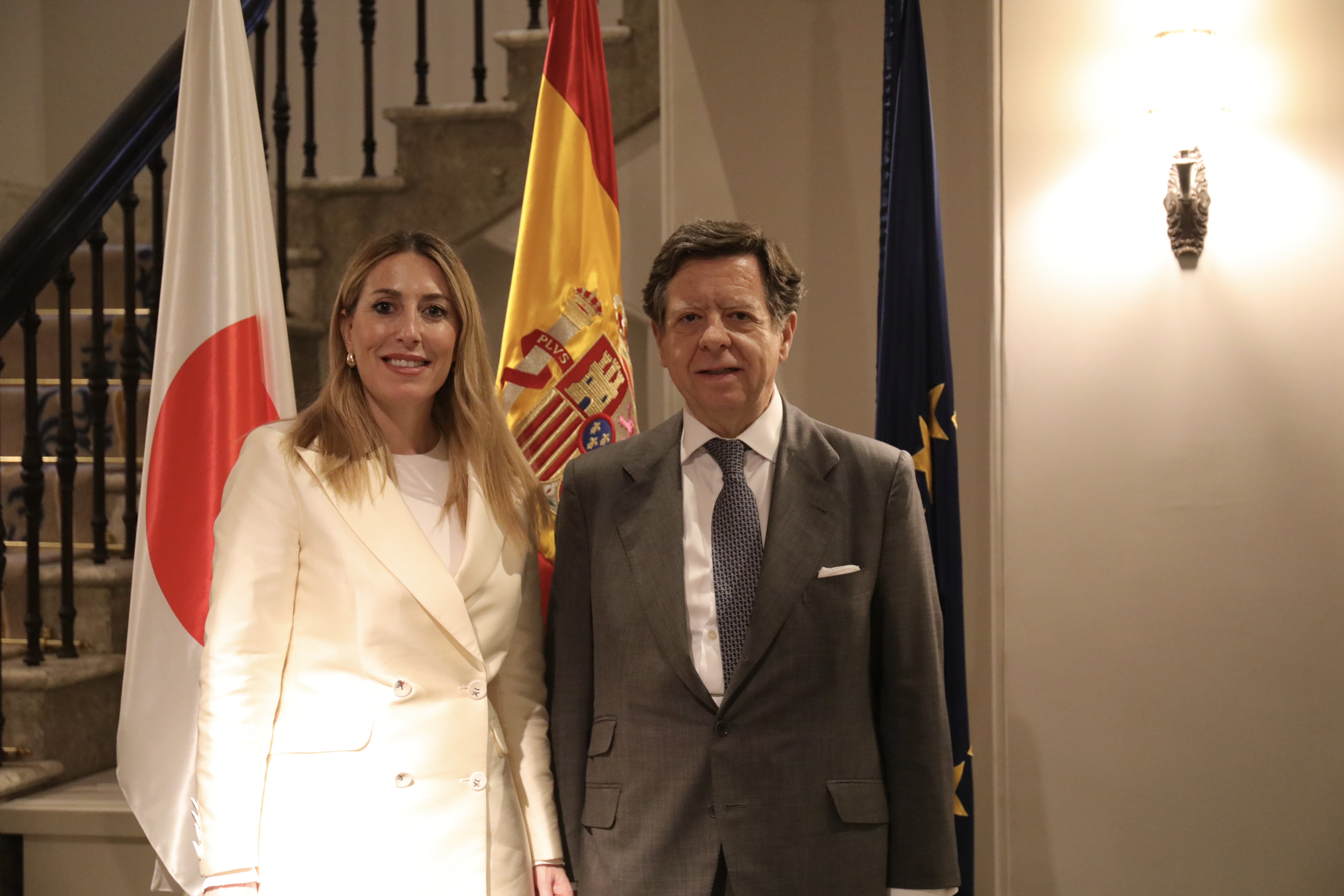 La presidenta de la Junta de Extremadura, María Guardiola, junto a autoridades asistentes.