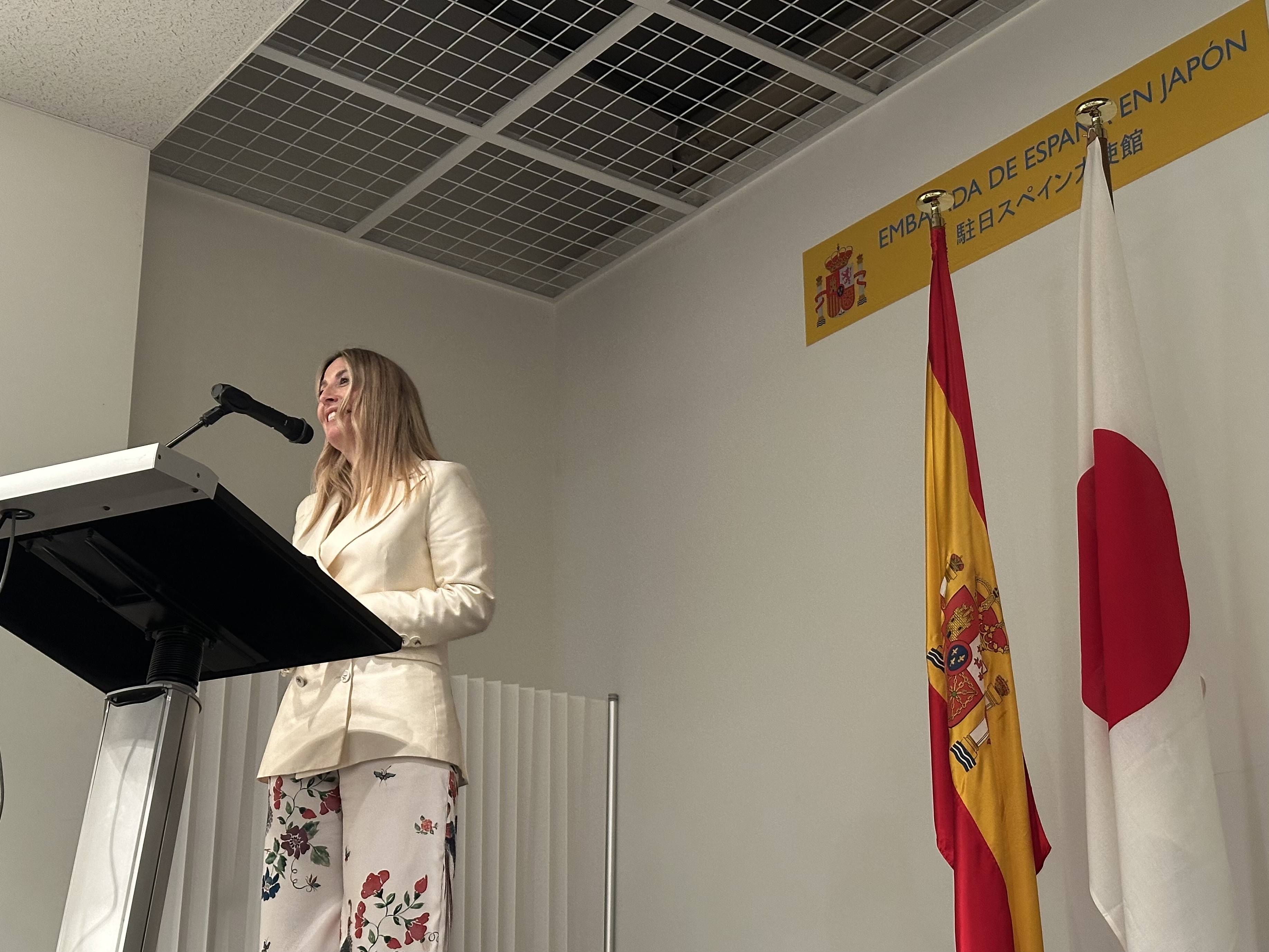 La presidenta de la Junta de Extremadura, María Guardiola, interviene en un acto. 