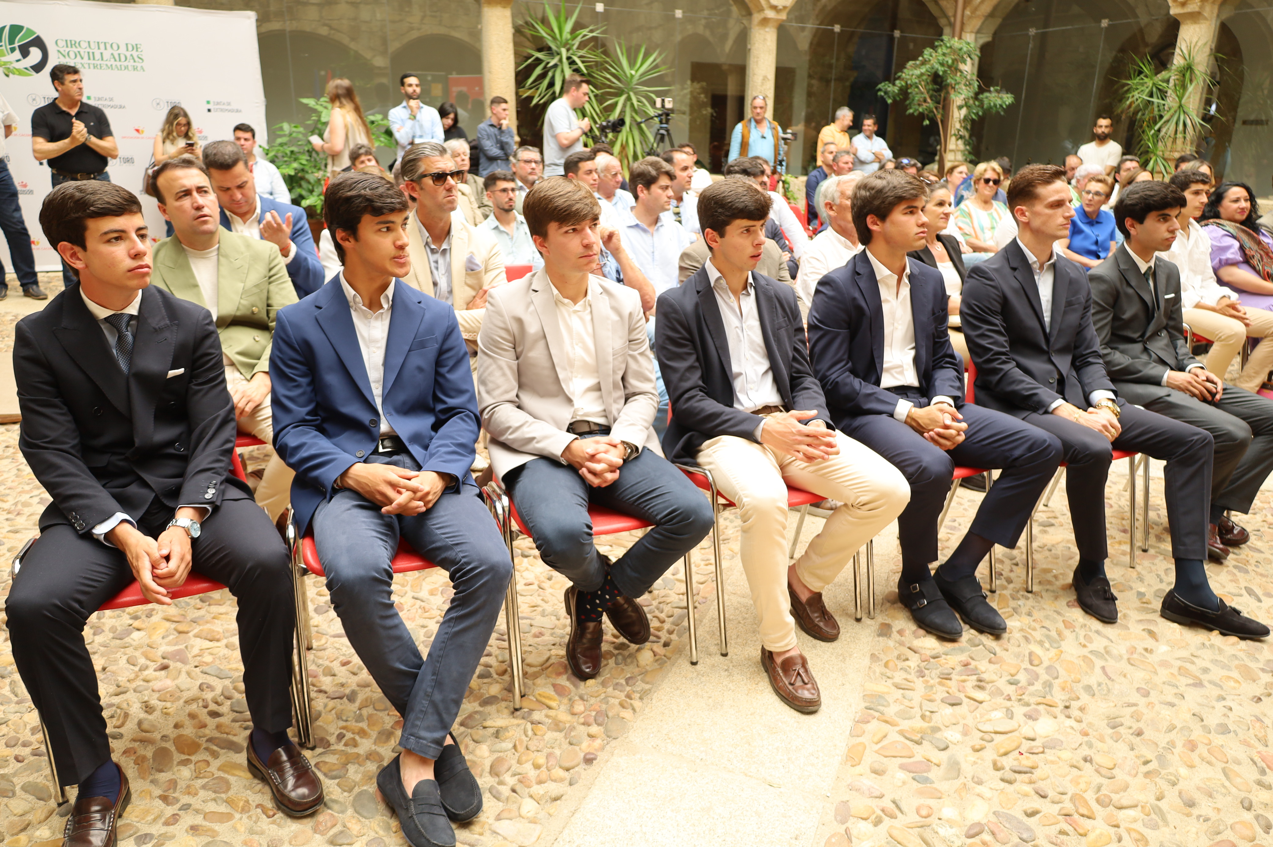 Algunos jóvenes en el acto