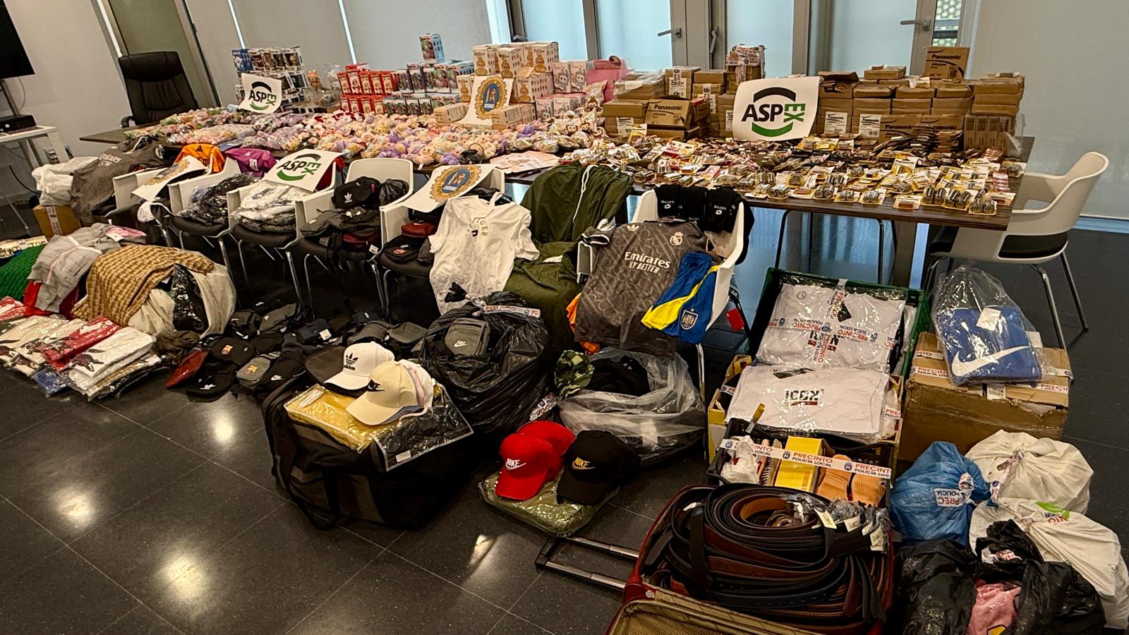 Imagen del artículo Agentes en prácticas de la ASPEX y Policía Local de Badajoz intervienen 300 kg de frutas y hortalizas sin control sanitario, juguetes y prendas falsificadas