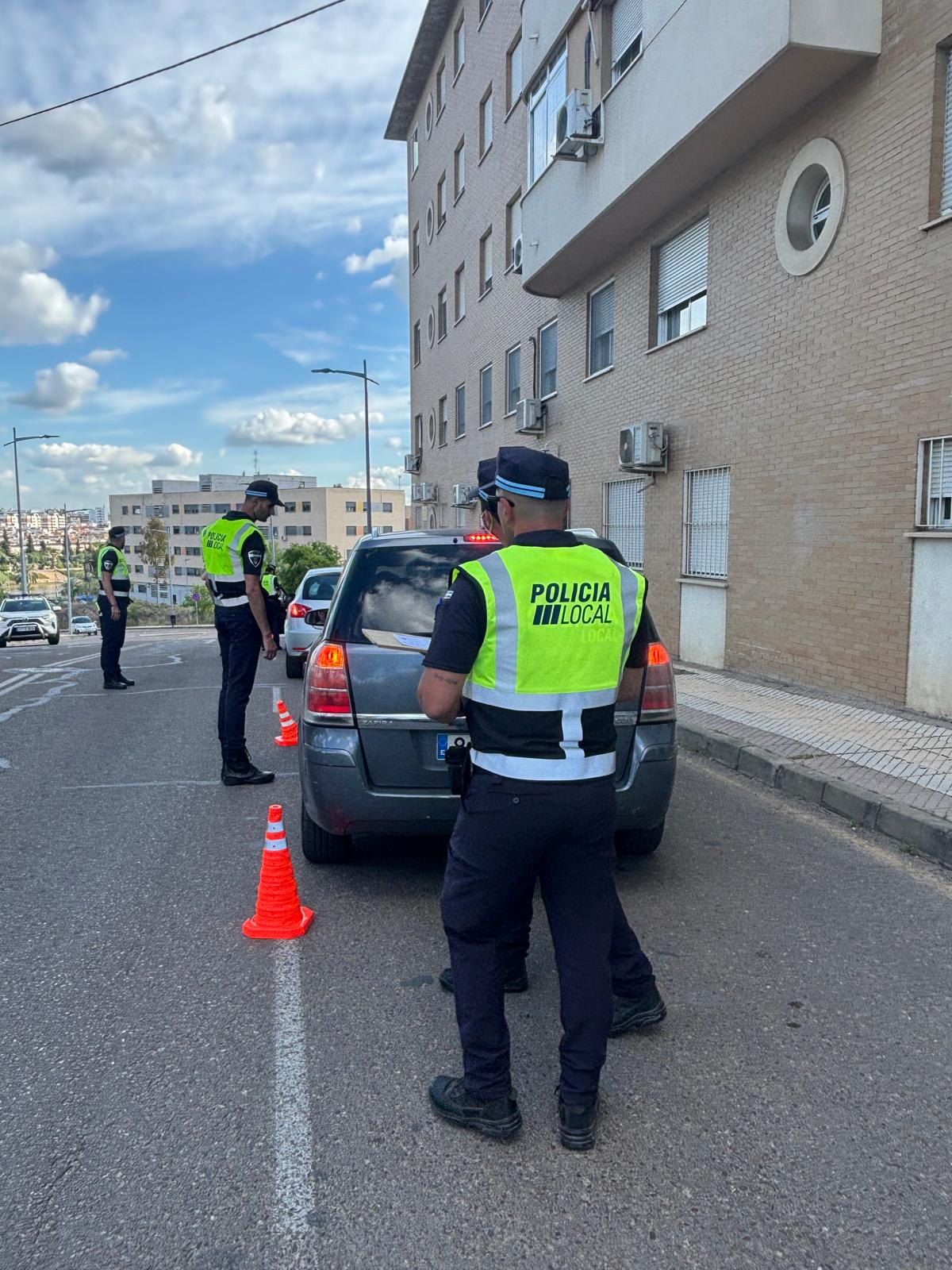 Image 1 of article Agentes en prácticas de la ASPEX y Policía Local de Badajoz intervienen 300 kg de frutas y hortalizas sin control sanitario, juguetes y prendas falsificadas