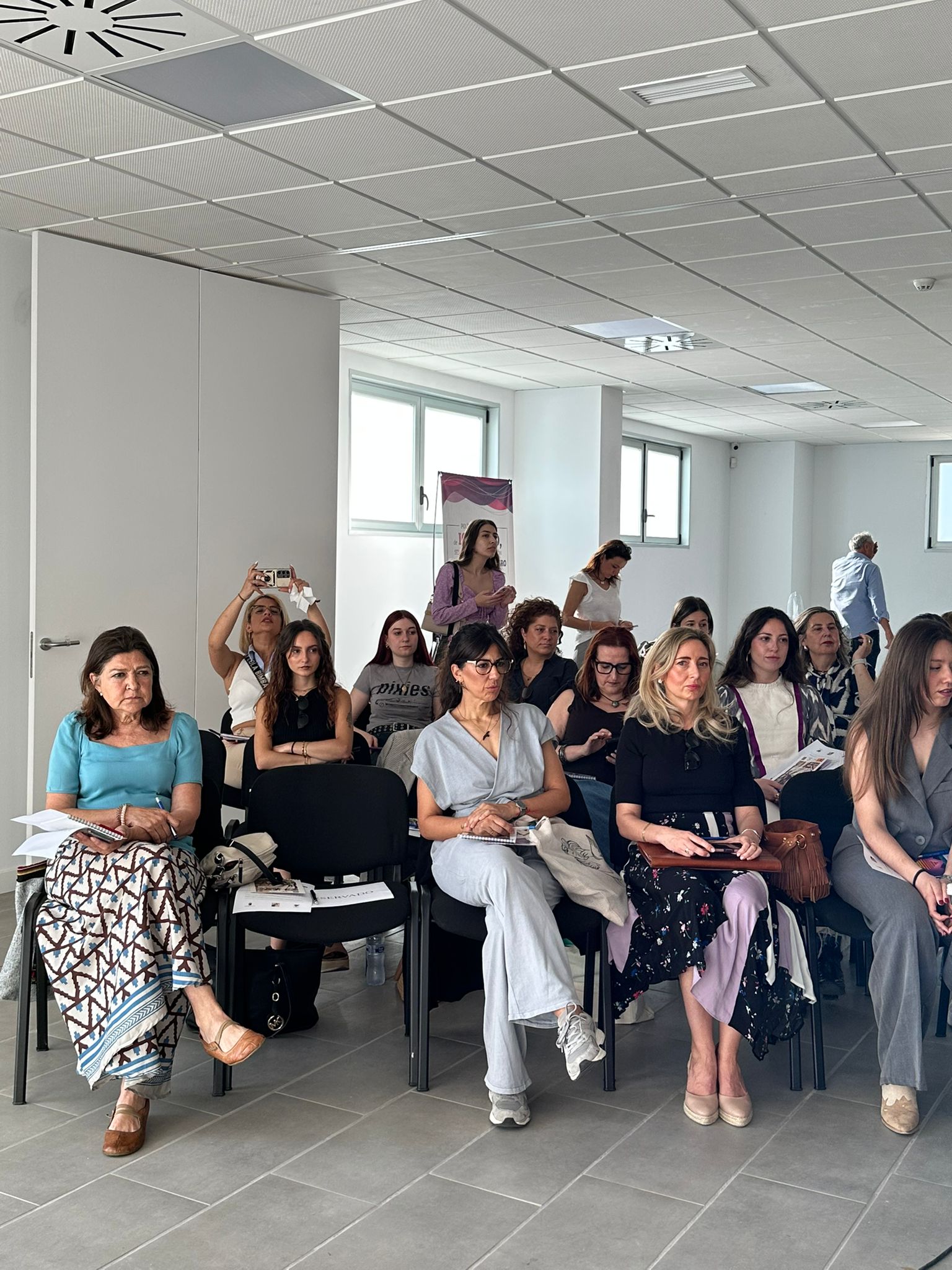 Image 2 of article El IMEX reúne en Badajoz a todos los profesionales que combaten las violencias contra las mujeres en la primera Mesa Territorial del año