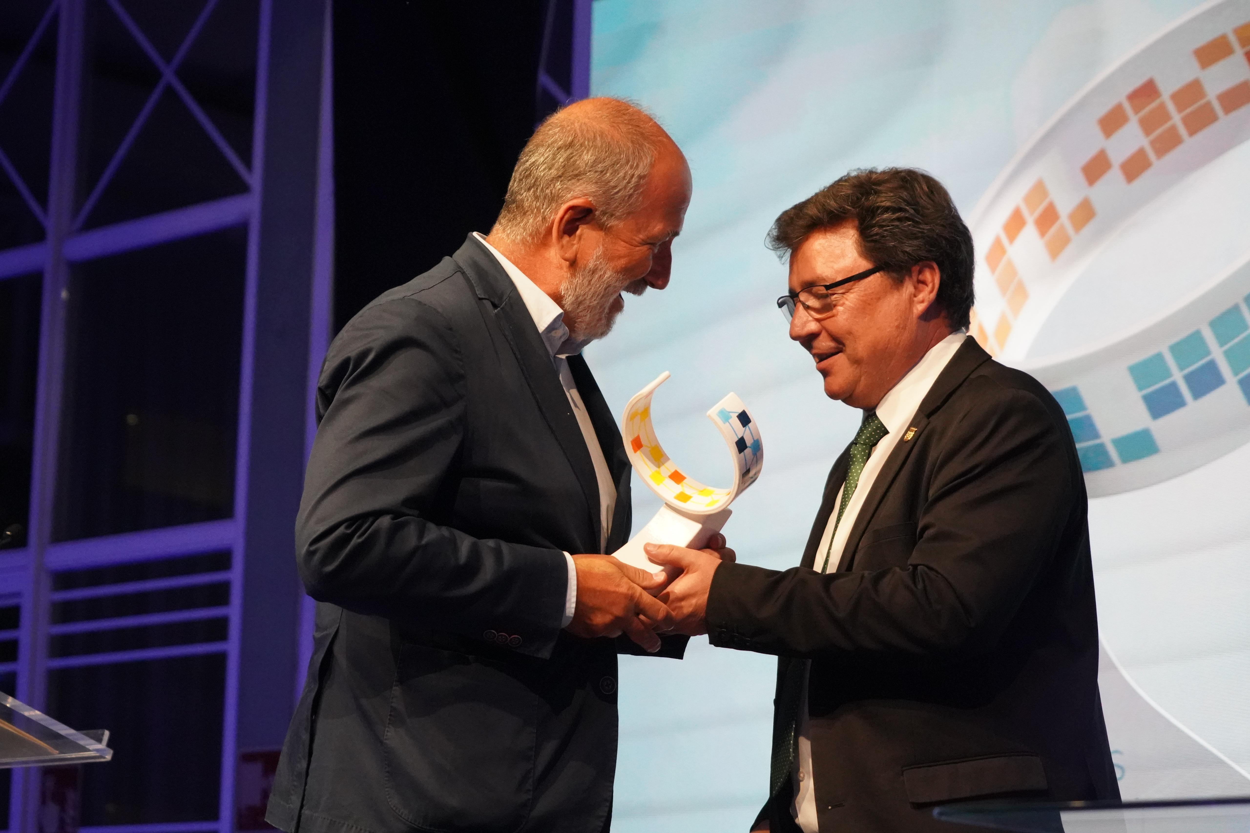 Image 1 of article Santamaría destaca el desarrollo económico que impulsan las empresas de Extremadura en la XIX edición de los Premios del Grupo ROS
