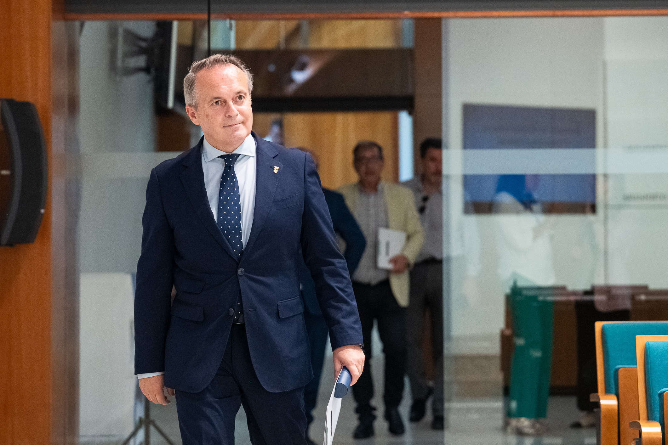 El consejero de Infraestructuras, Transporte y Vivienda, Manuel Martín Castizo, llega a la sala de prensa.