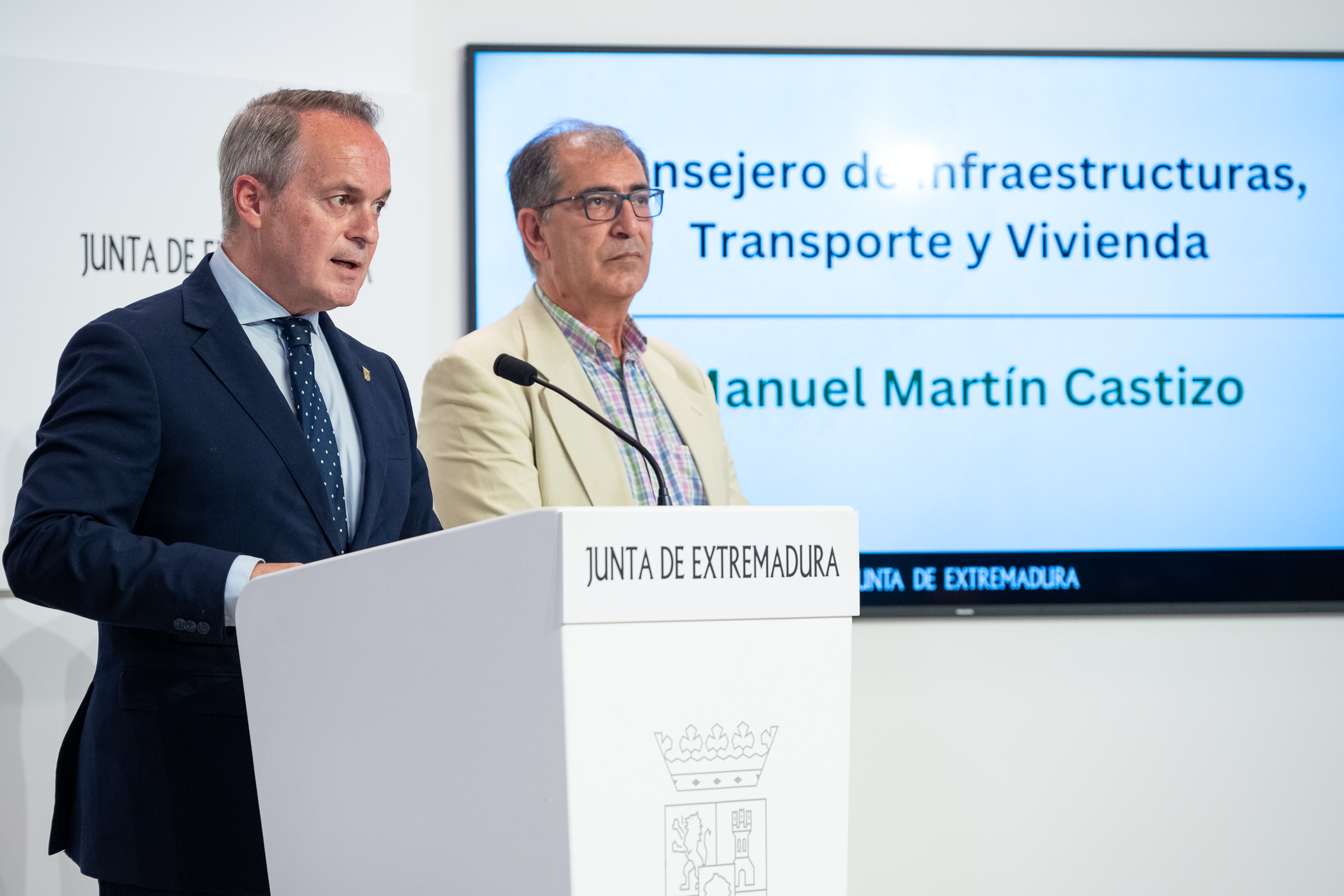 El consejero de Infraestructuras, Transporte y Vivienda, Manuel Martín Castizo, informa del convenio antiocupación.