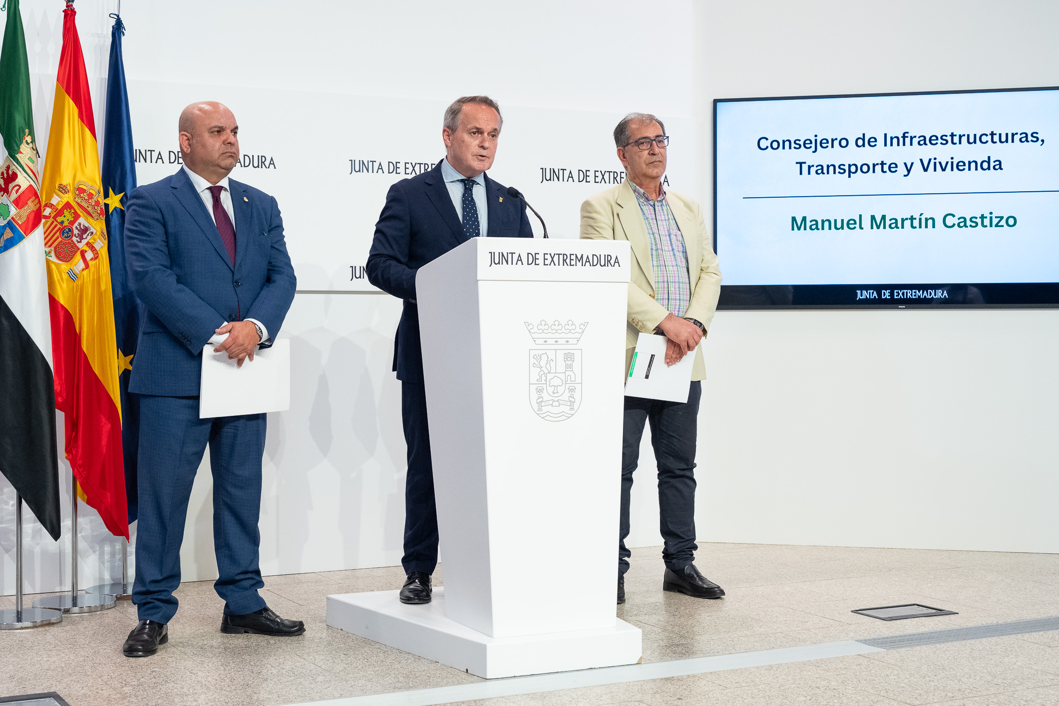 El consejero de Infraestructuras, Transporte y Vivienda, Manuel Martín Castizo, informa del convenio antiocupación.