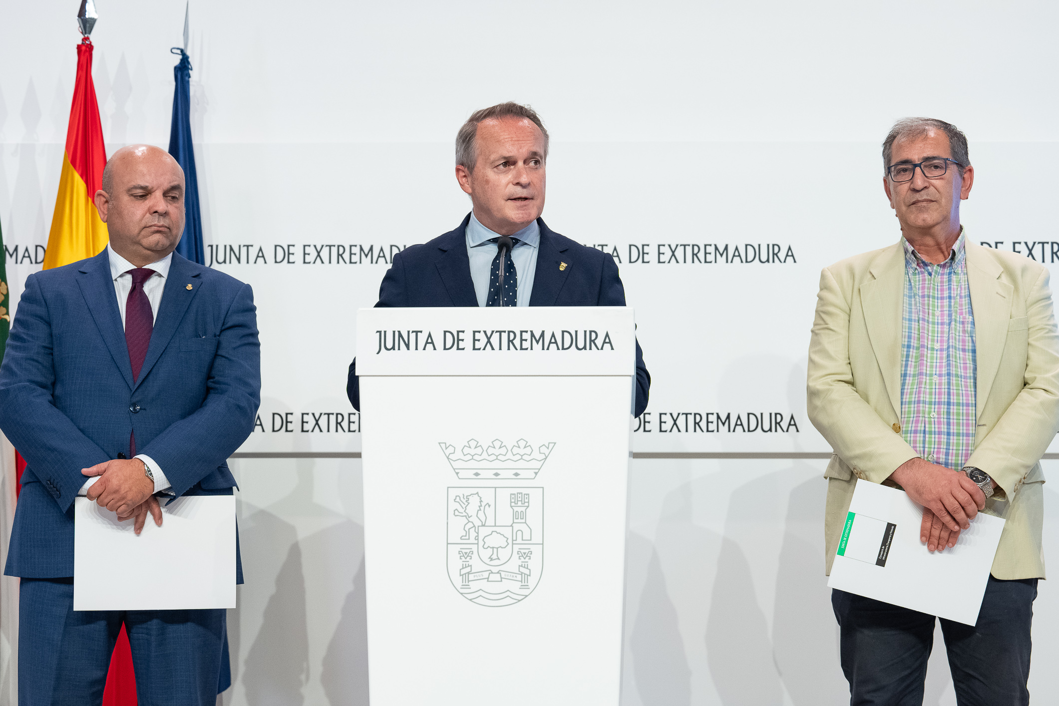 El consejero de Infraestructuras, Transporte y Vivienda, Manuel Martín Castizo, informa del convenio antiocupación.
