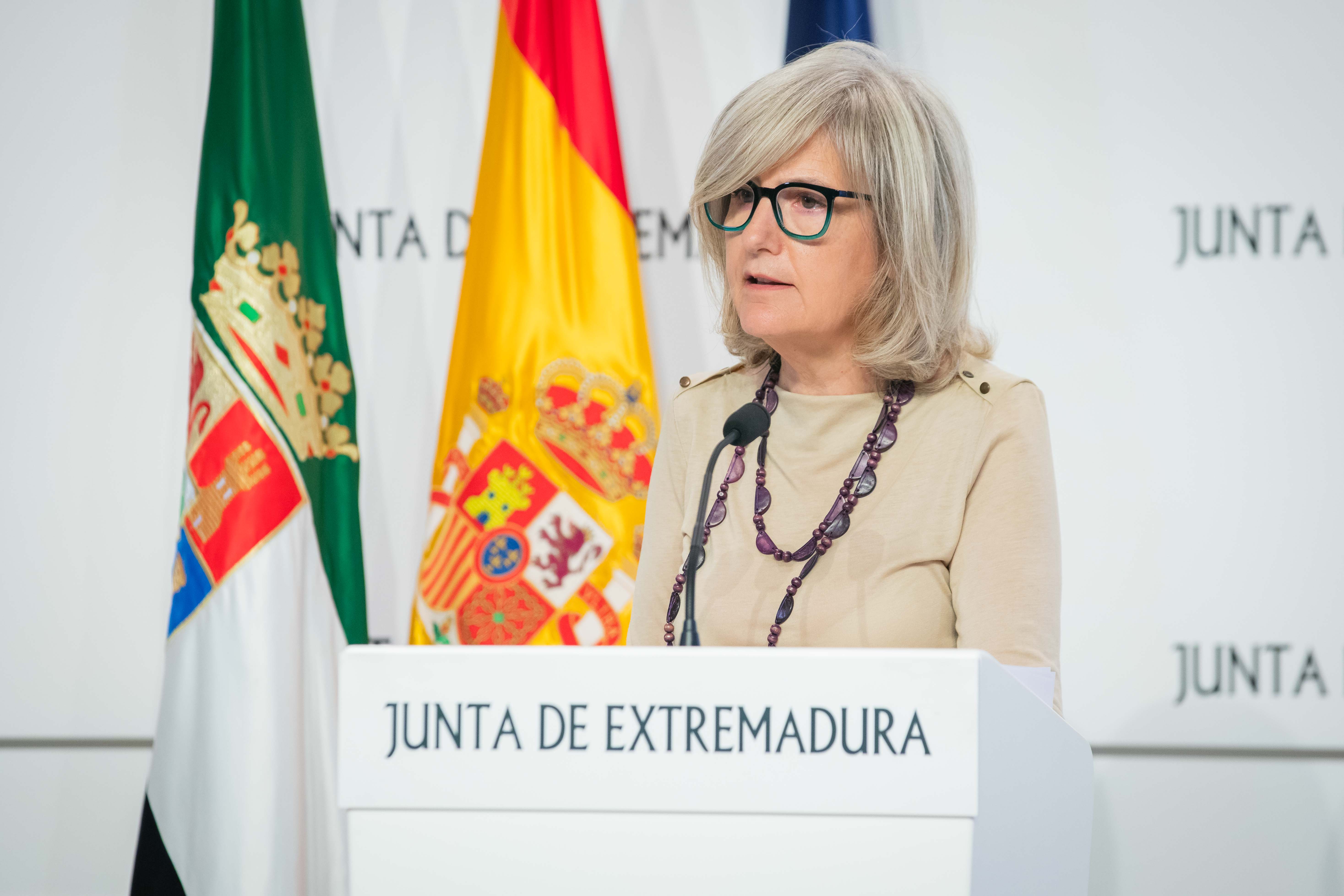 La portavoz de la Junta de Extremadura, Victoria Bazaga, durante rueda de prensa. 