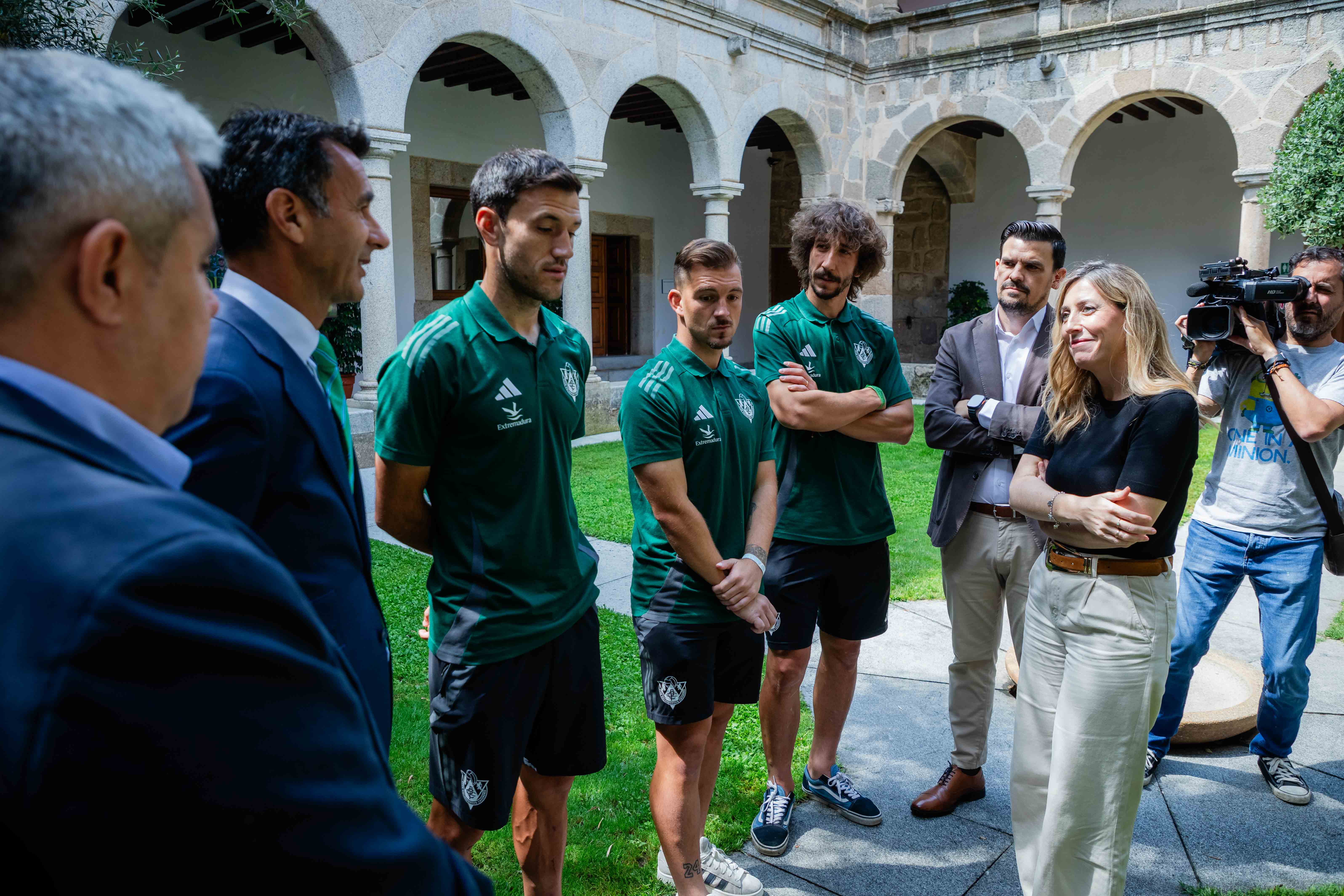 Imagen del artículo La presidenta María Guardiola recibe al CP Cacereño tras su ascenso a Primera Federación