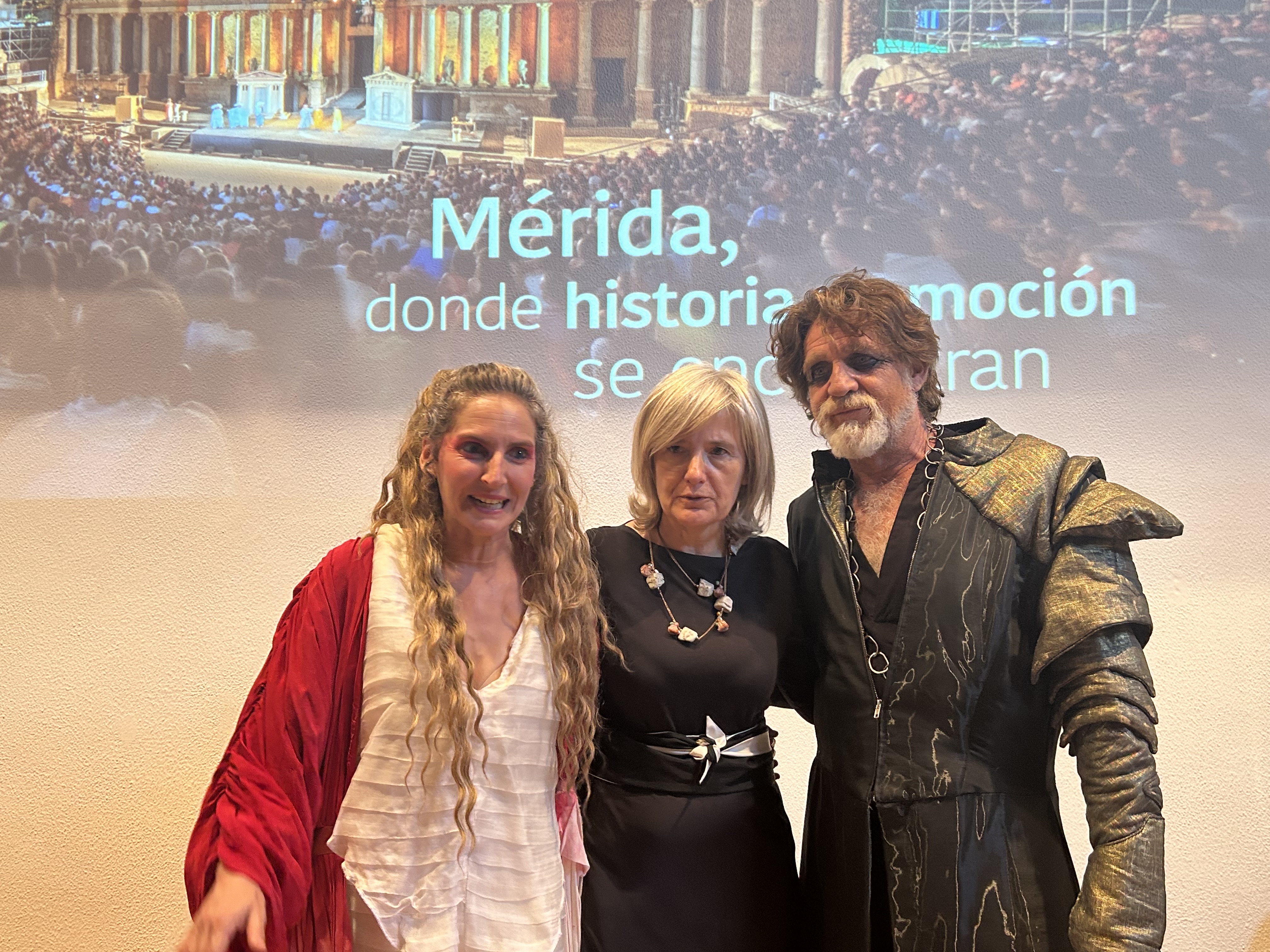 La consejera con los actores