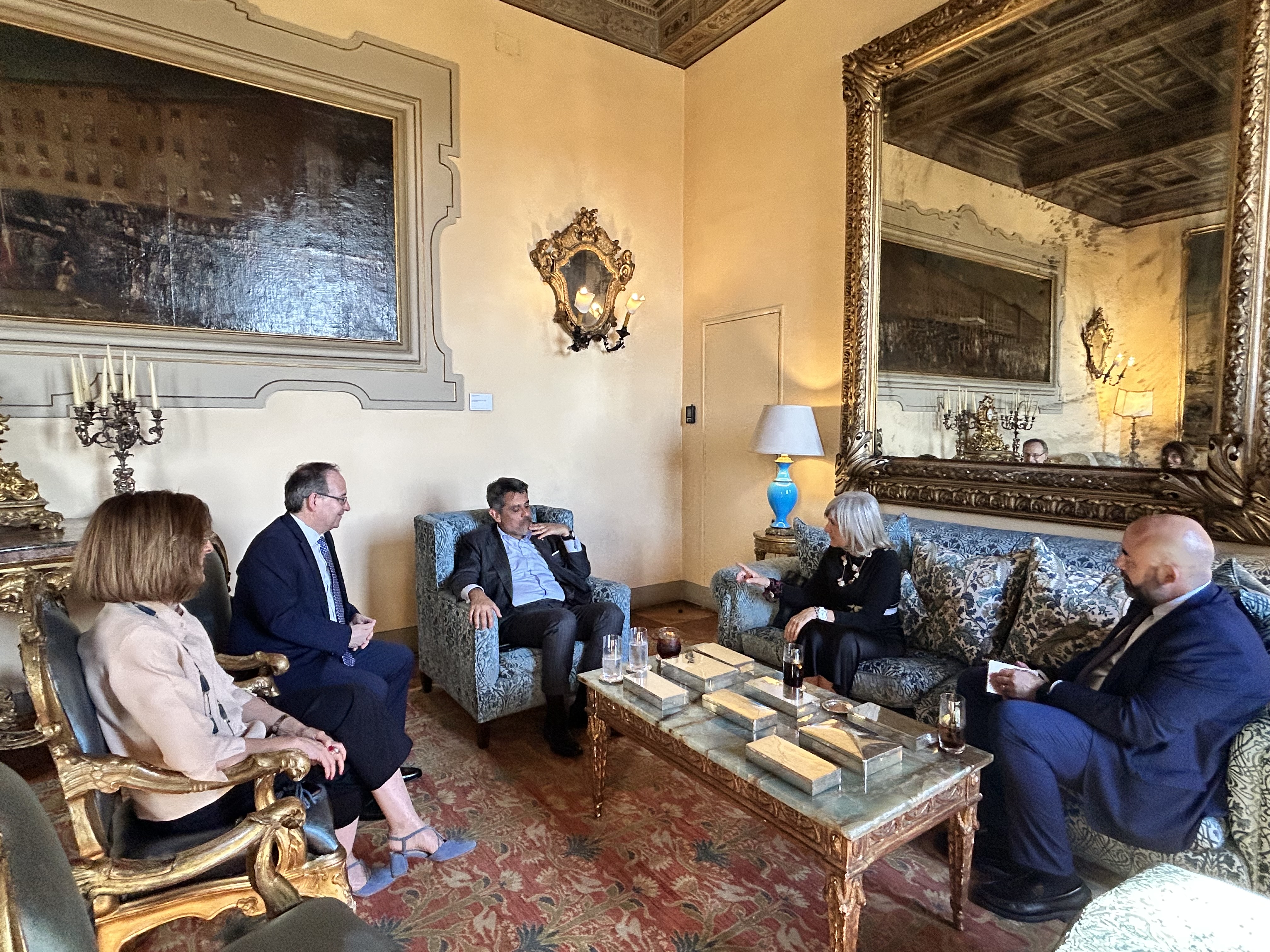 En reunión