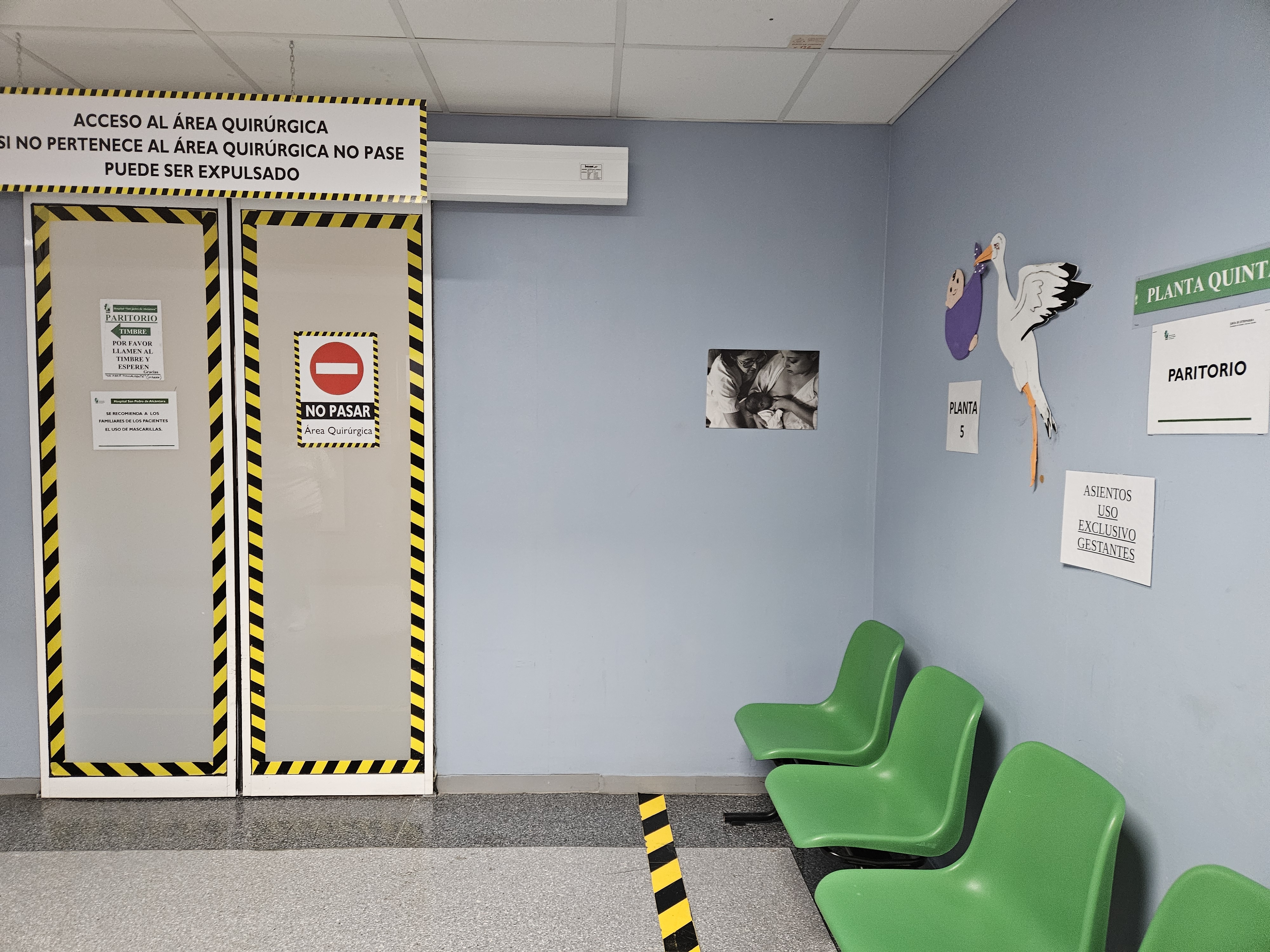 Image 1 of article El Hospital San Pedro de Alcántara realiza visitas guiadas al paritorio para embarazadas a través del proyecto Paritour