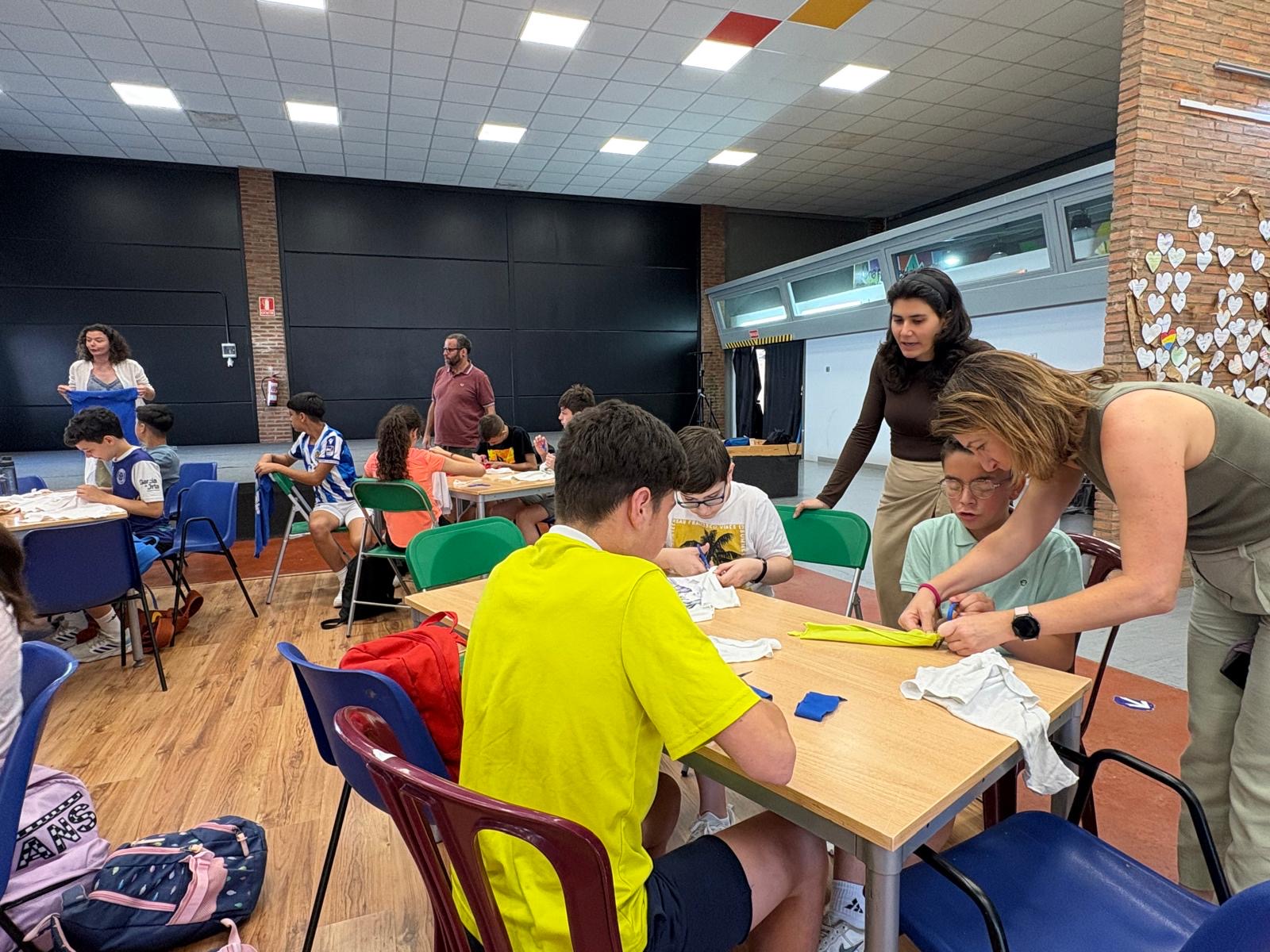 Jóvenes participando