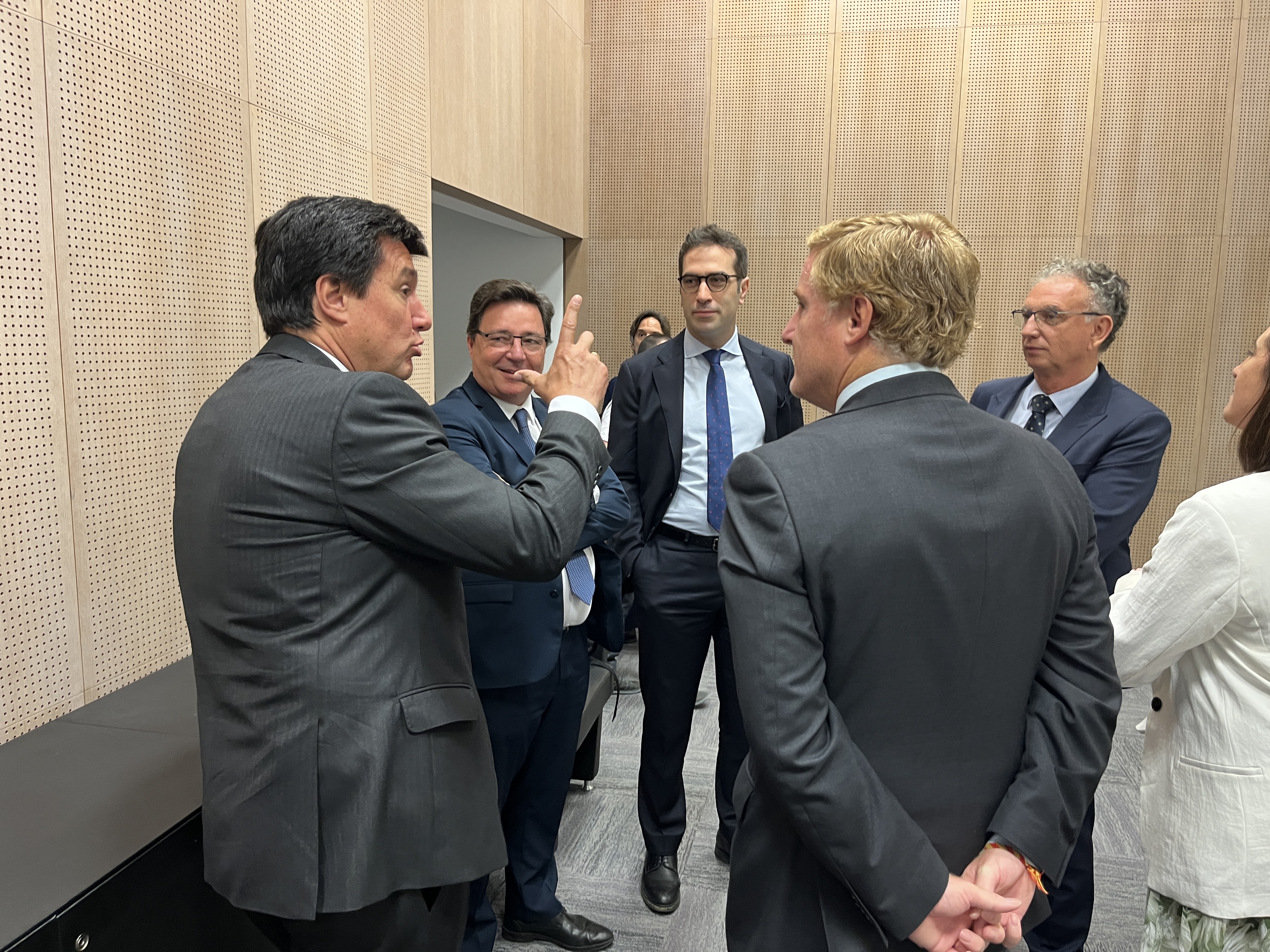 Image 1 of article Santamaría pide al ministro de Economía la continuidad de Almaraz, un justo reparto de Red Eléctrica y ayudas directas a los afectados por los aranceles