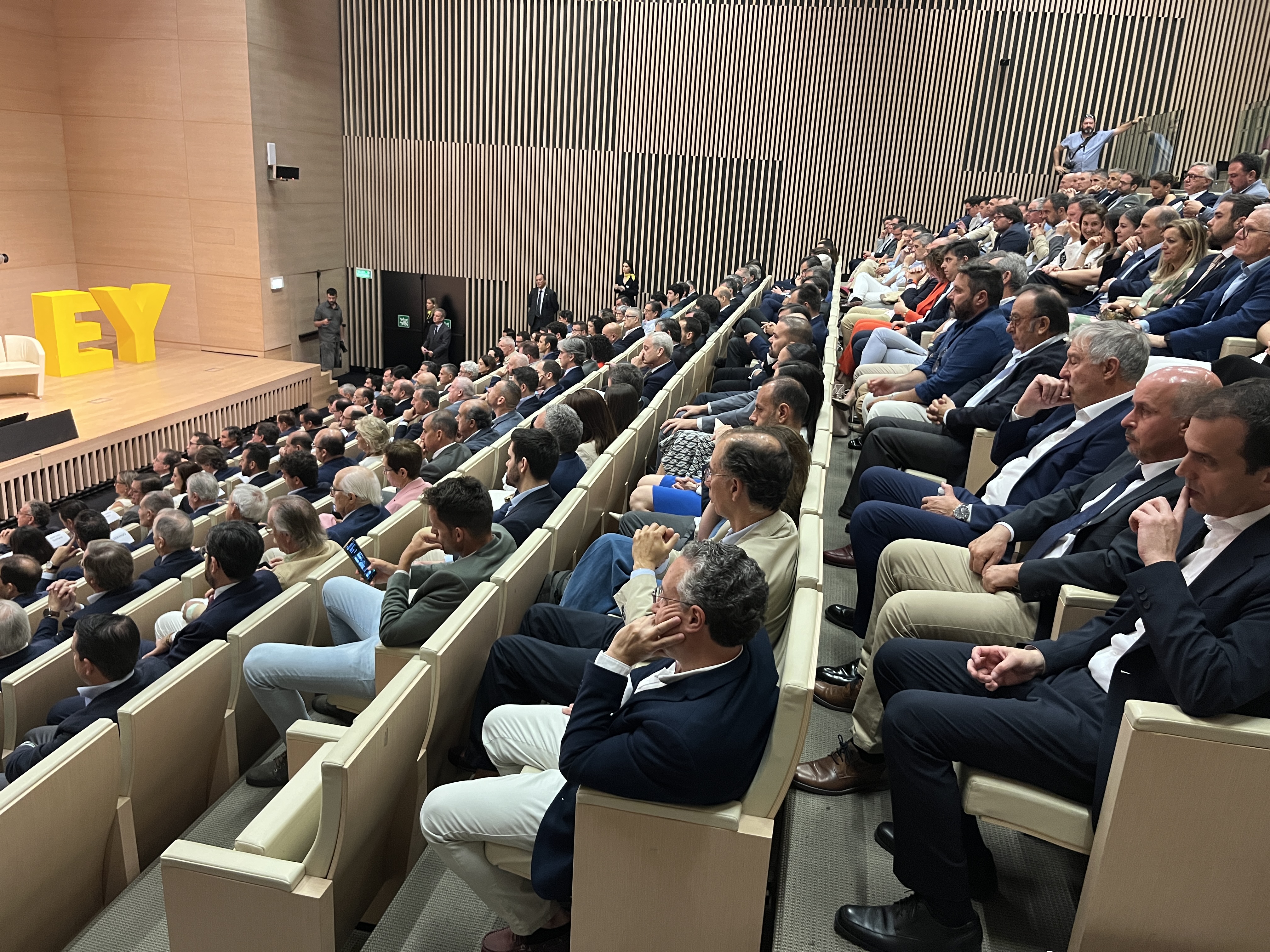 Image 2 of article Santamaría pide al ministro de Economía la continuidad de Almaraz, un justo reparto de Red Eléctrica y ayudas directas a los afectados por los aranceles