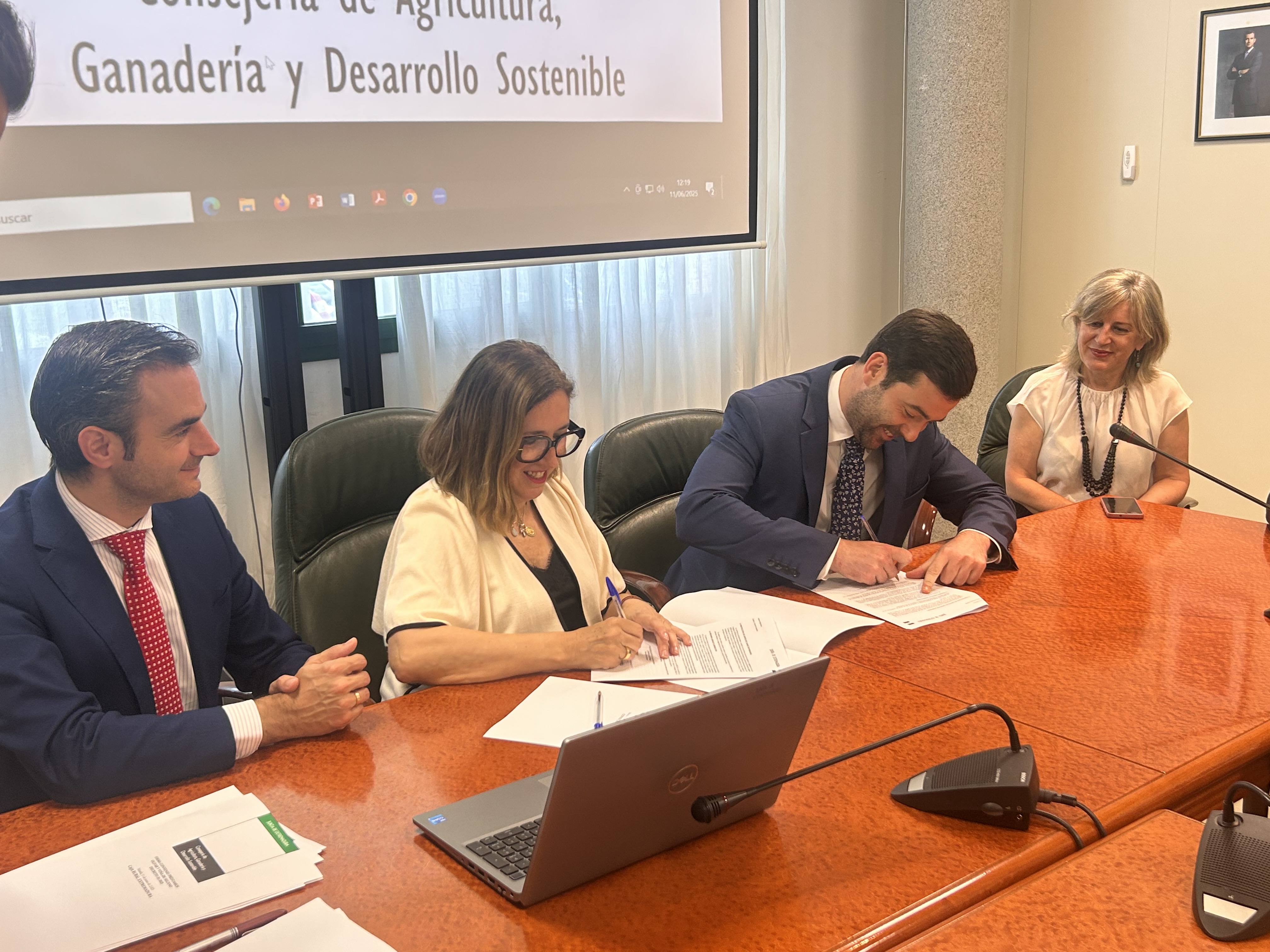 Image 2 of article Agricultura firma con once entidades financieras un convenio para la gestión de los préstamos al olivar y viñedo de secano