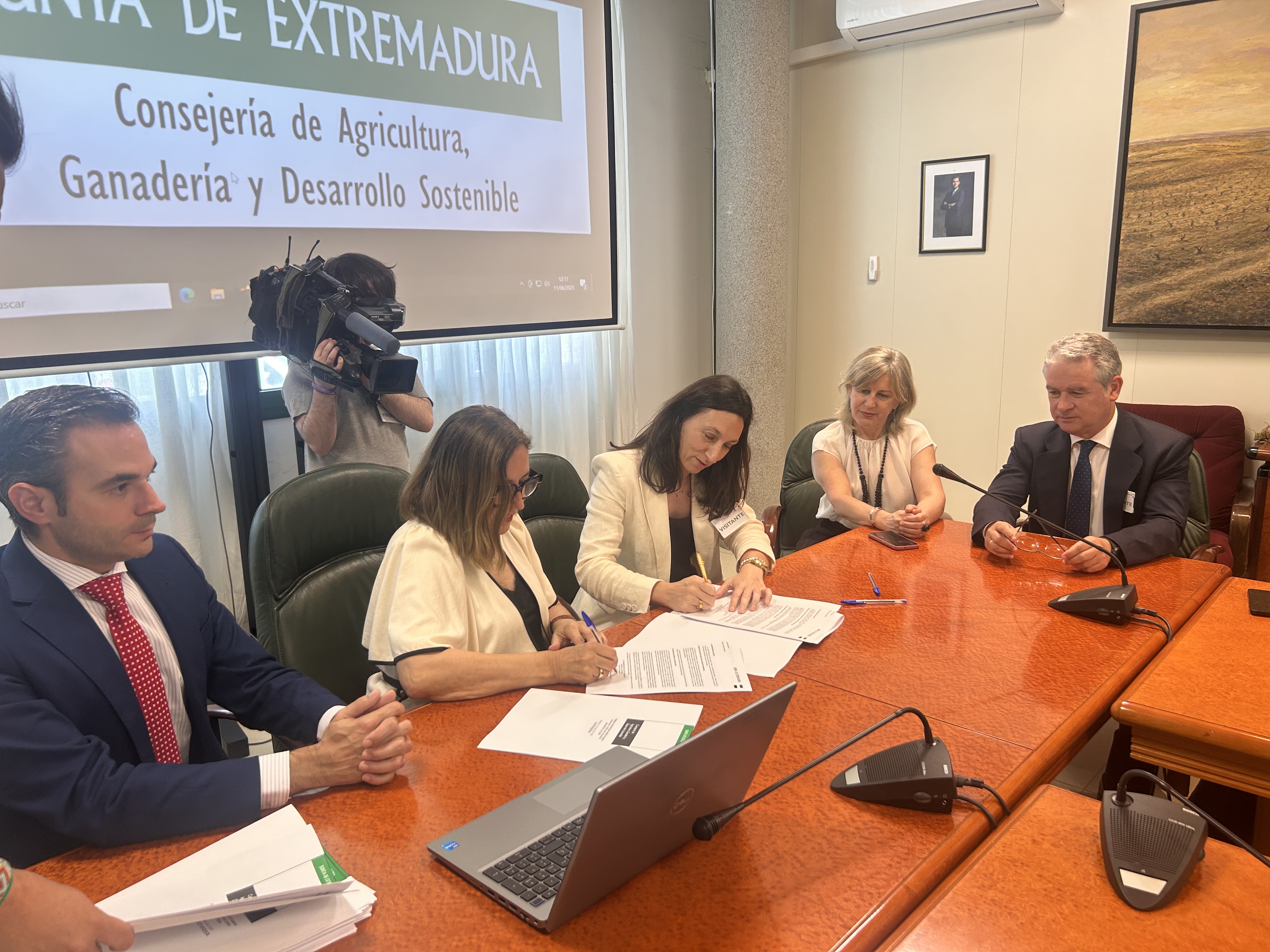 Image 8 of article Agricultura firma con once entidades financieras un convenio para la gestión de los préstamos al olivar y viñedo de secano