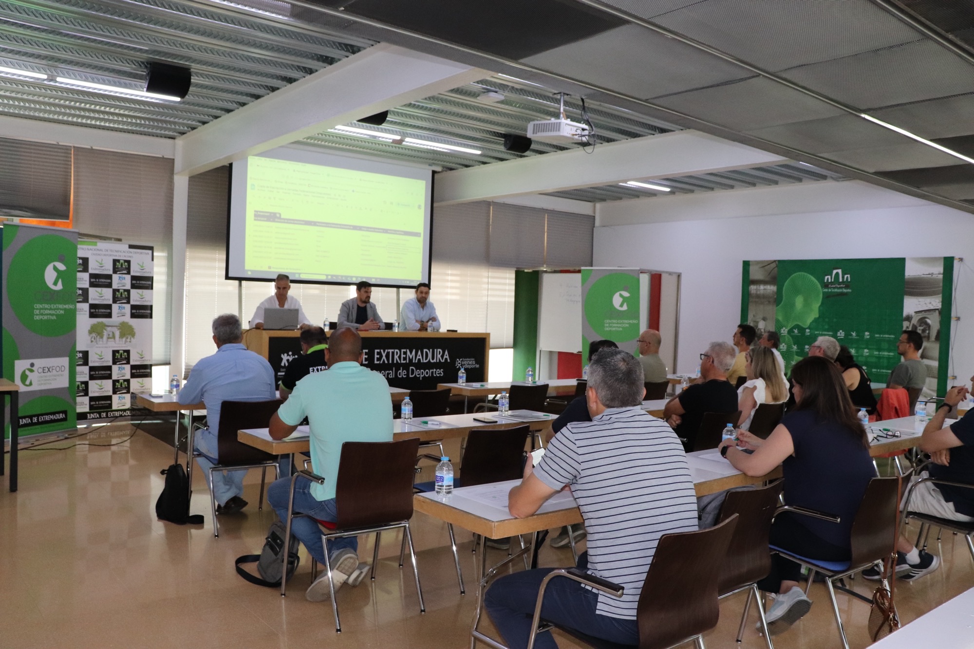 Image 2 of article La Junta de Extremadura impulsa la formación de monitores y entrenadores deportivos en la jornada organizada por el CEXFOD
