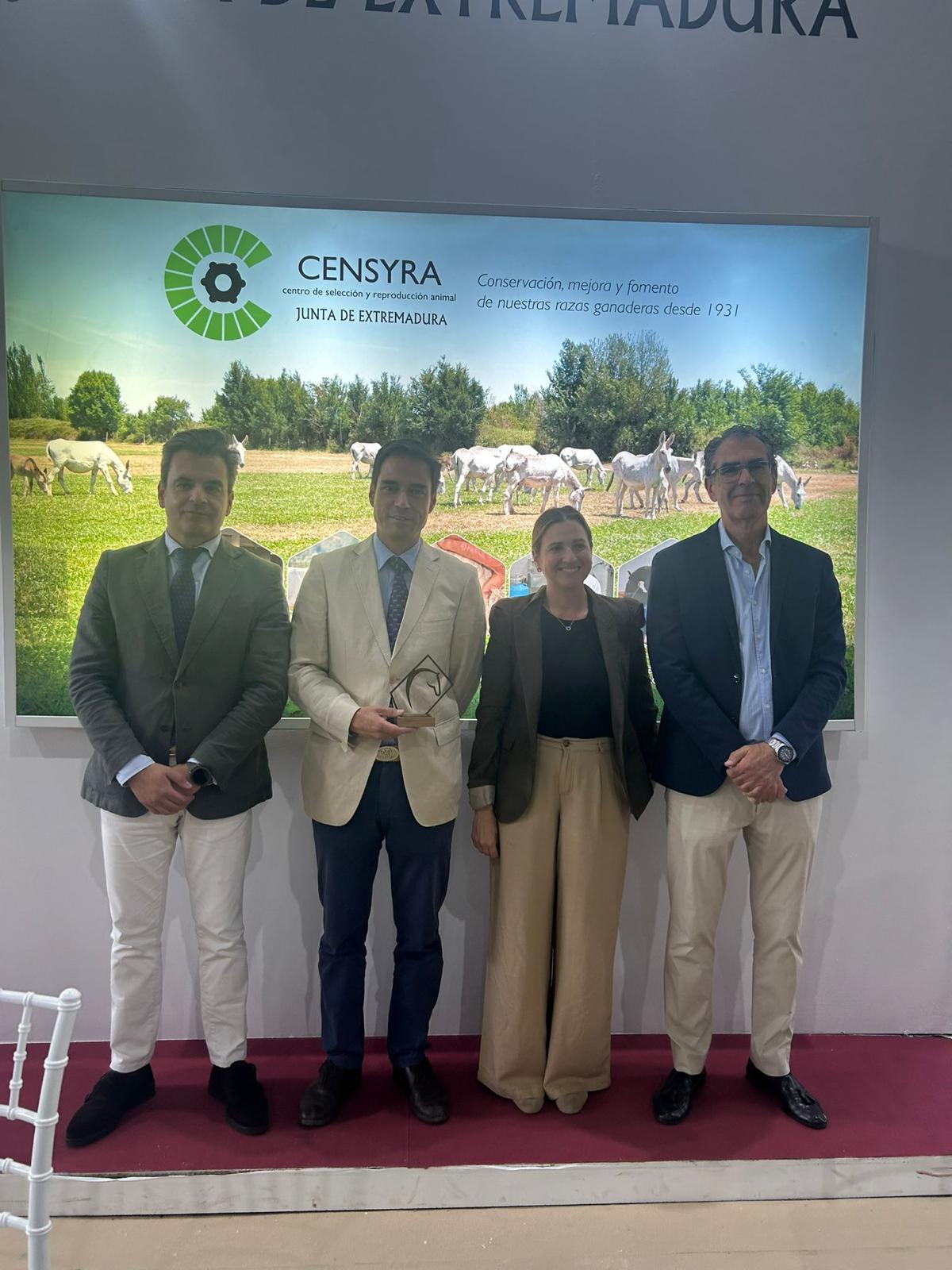 Imagen del artículo El CENSYRA recibe un reconocimiento por su trabajo en el sector equino durante la celebración de la Feria del Toro y del Caballo 2025