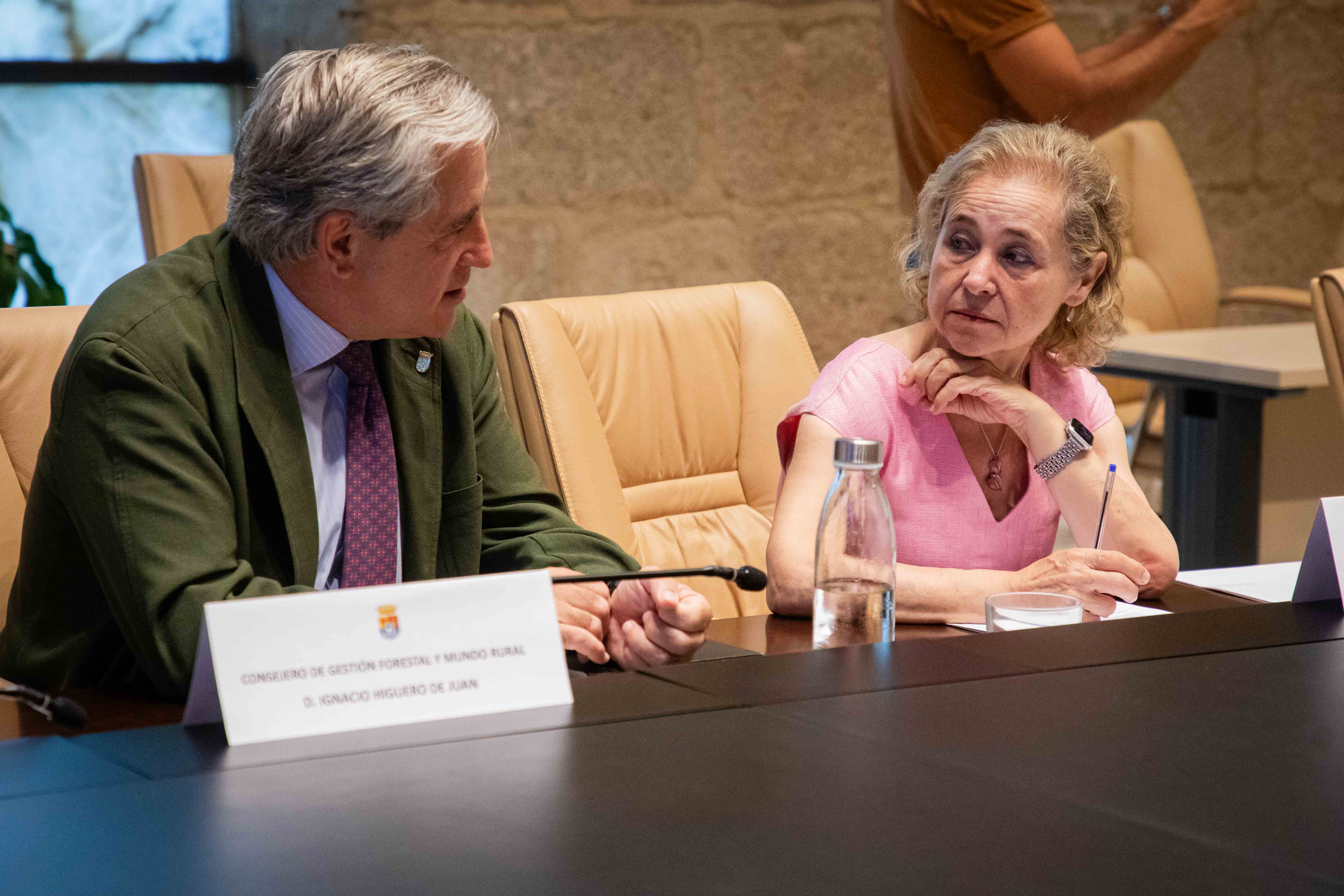 Consejeros de Gestión Forestal y Educación, respectivamente