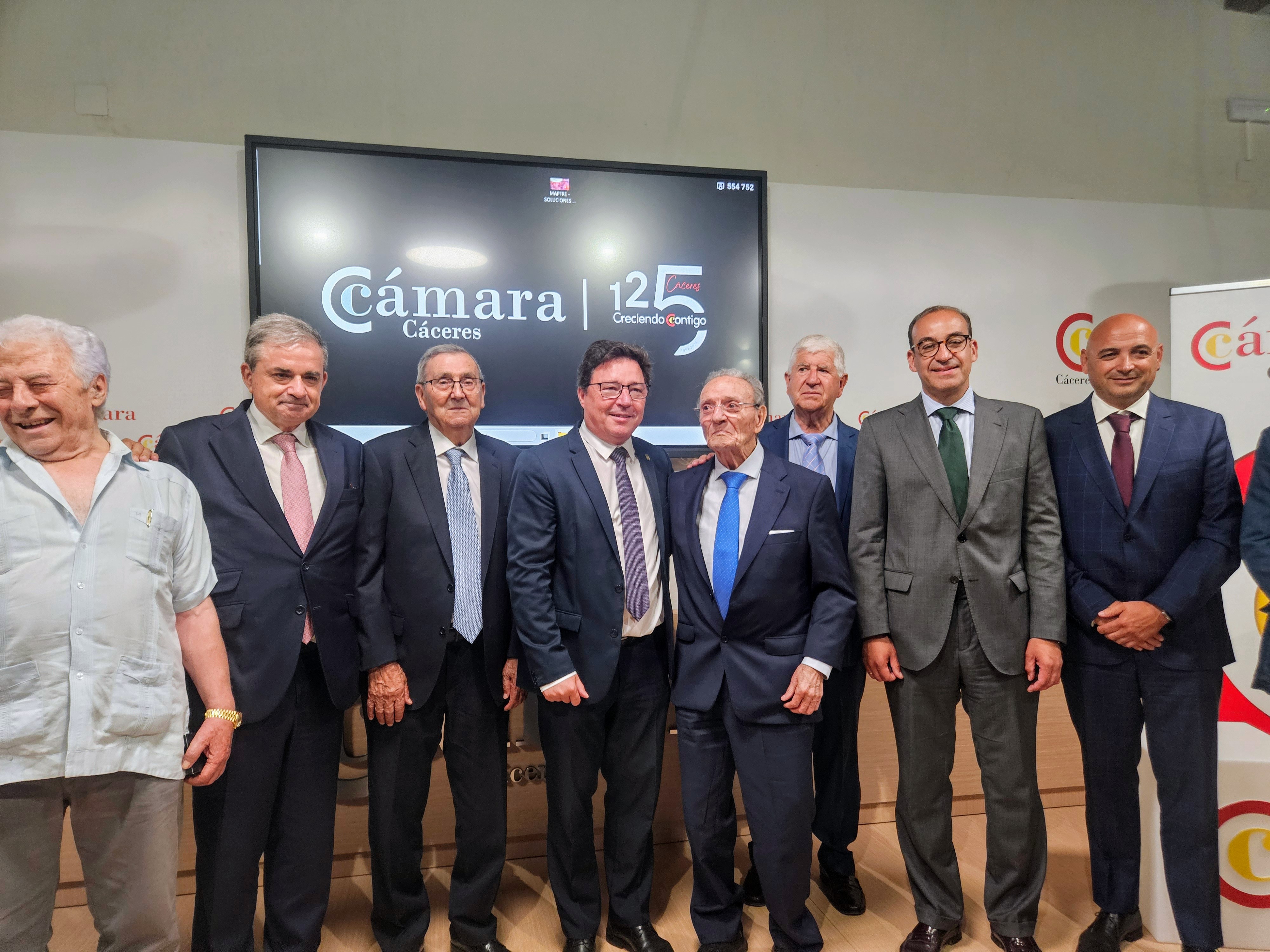 Imagen del artículo Santamaría destaca el valor de las cinco empresas familiares cacereñas premiadas por su excelencia y destaca su papel como motor de desarrollo económico de Extremadura