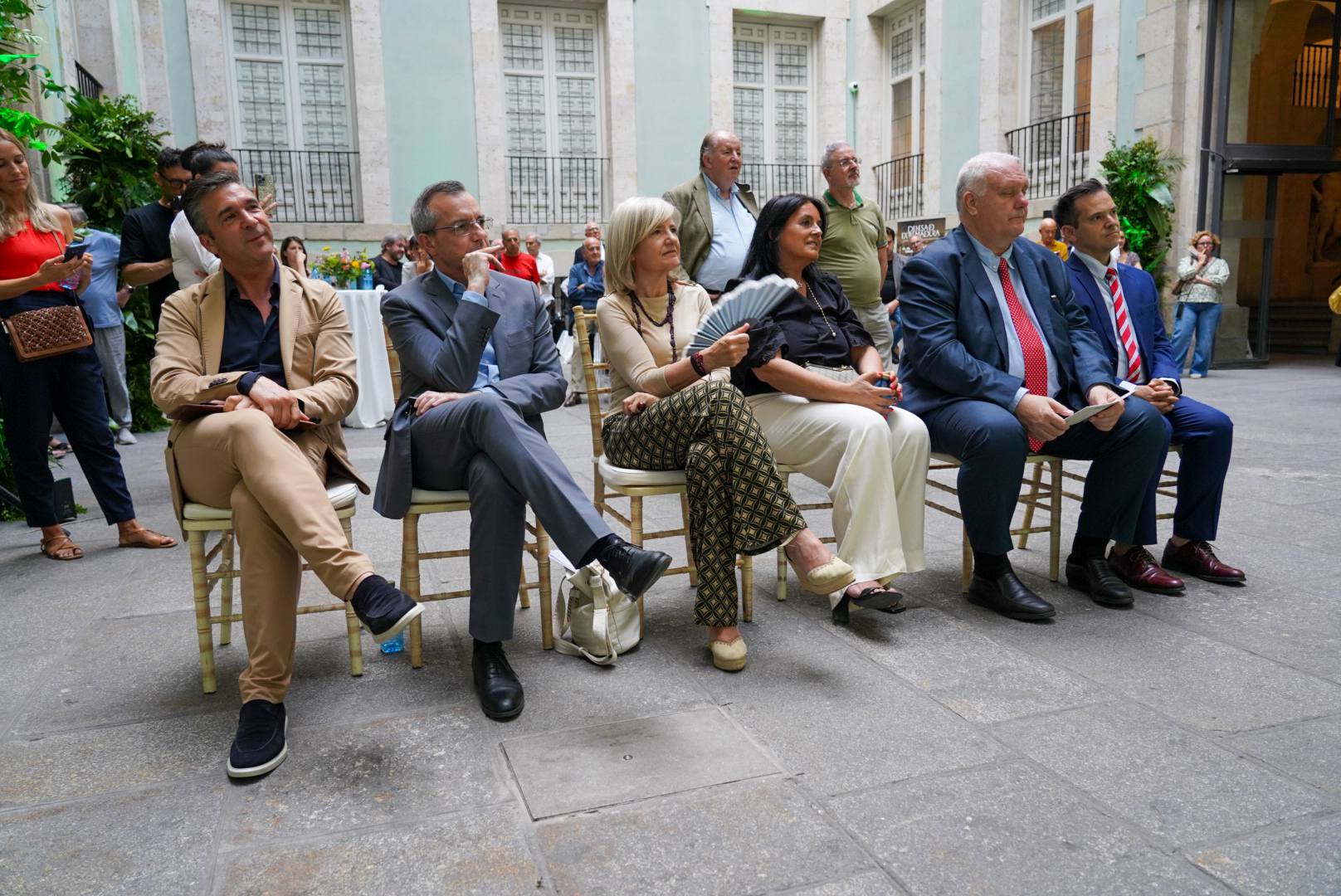 Los asistentes escuchando