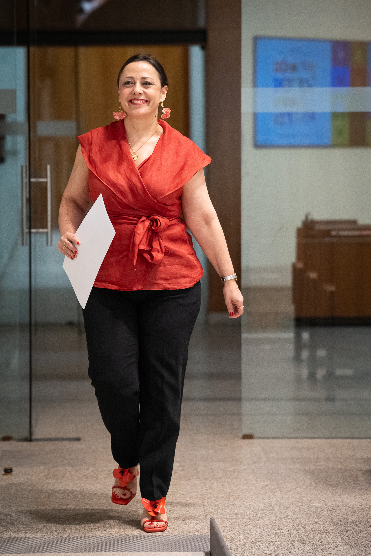 Ara entrando en la sala de prensa