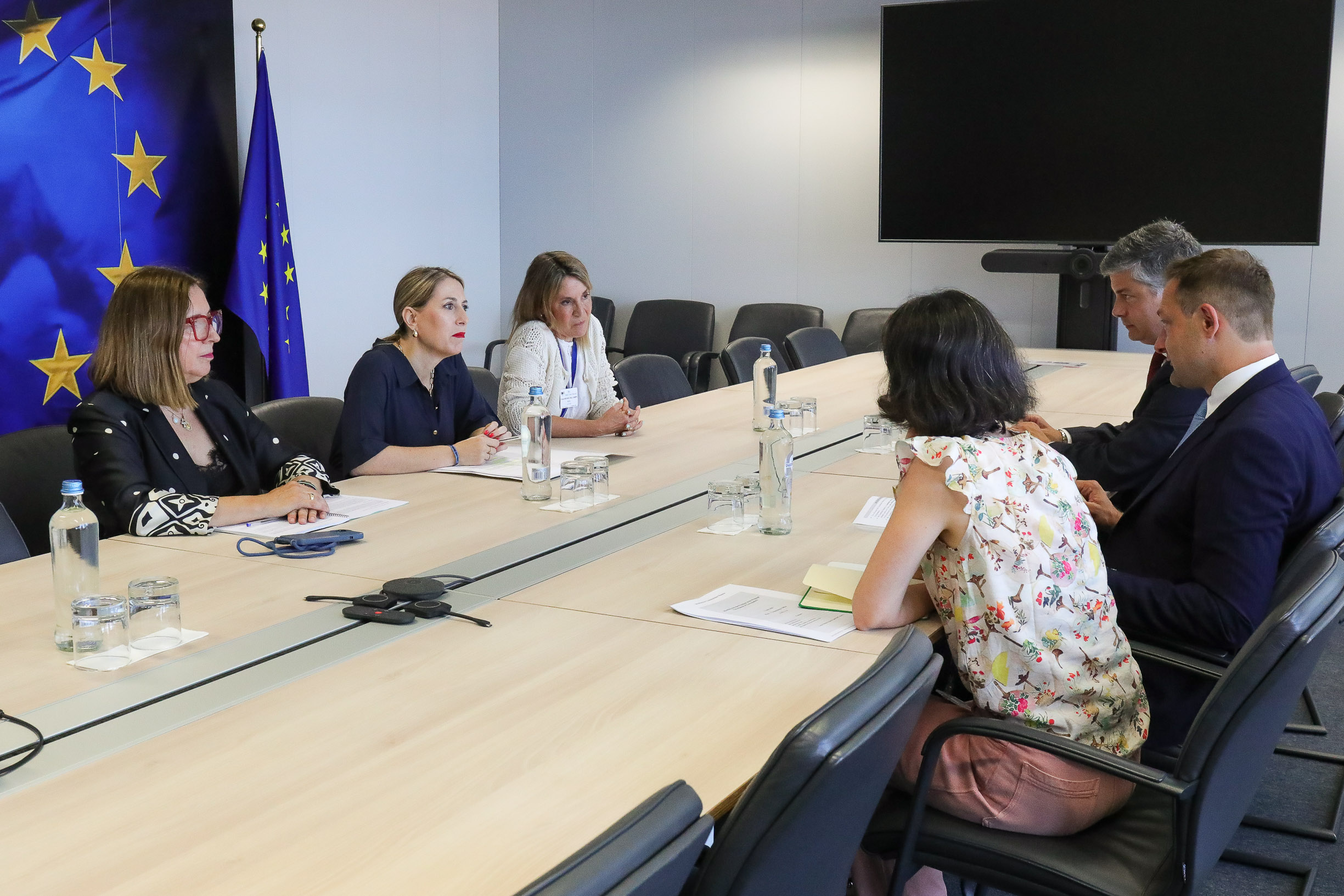 Imagen del artículo María Guardiola traslada al comisario de Agricultura las demandas del campo extremeño