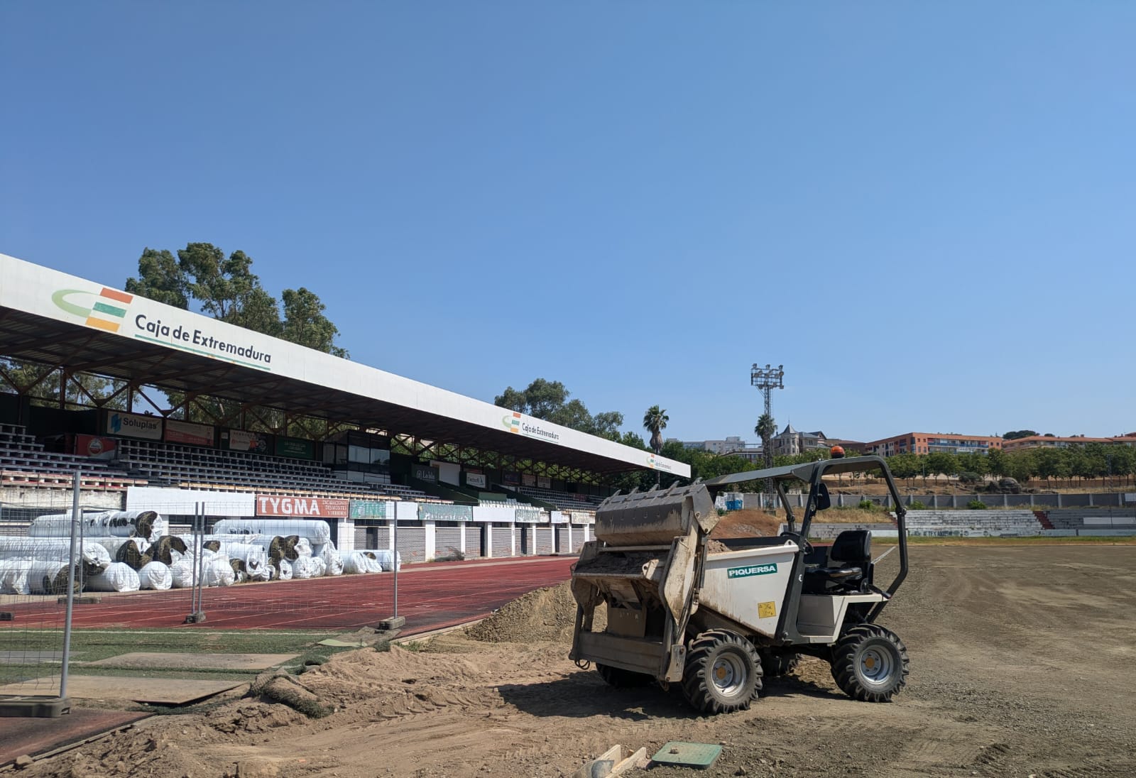 Image 3 of article La Junta de Extremadura destina 400.000 euros a la mejora del campo municipal de fútbol de Plasencia
