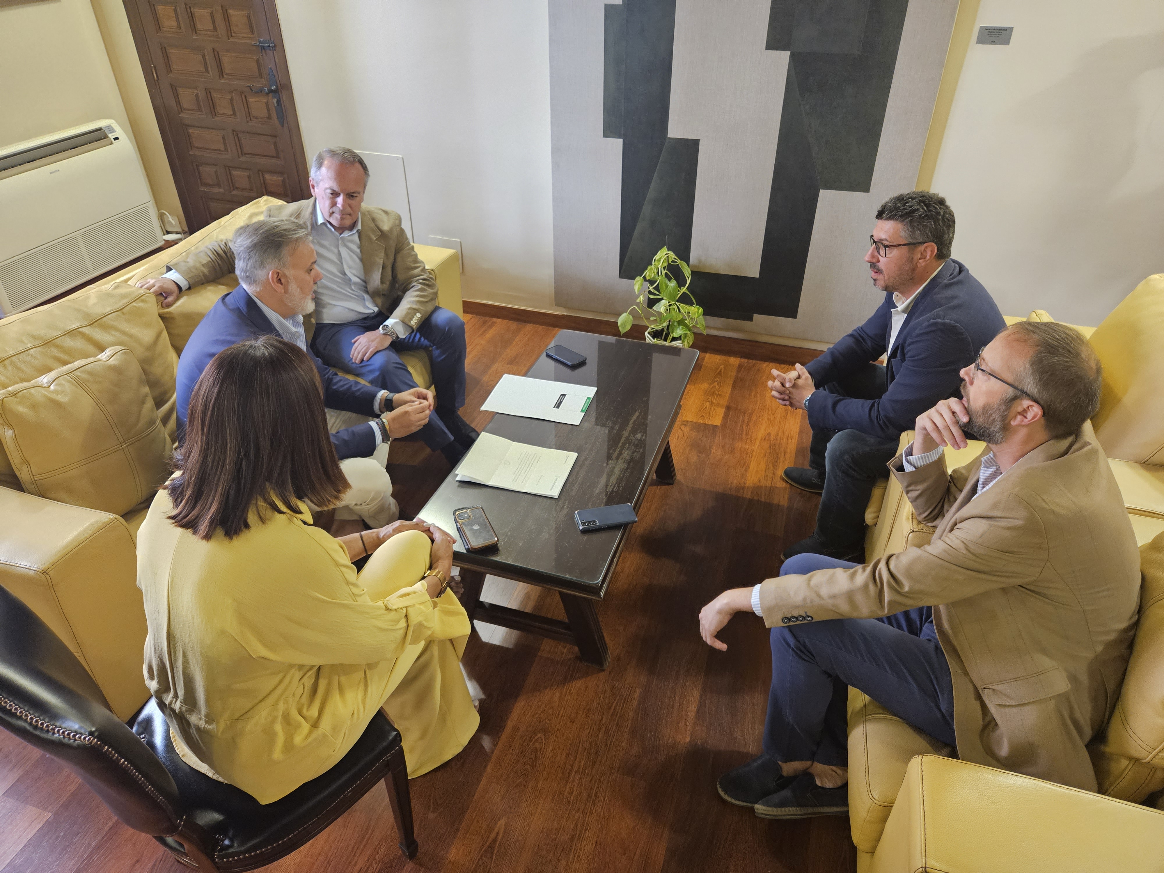 Reunión del consejero de Infraestructuras, Transporte y Vivienda, Manuel Martín Castizo, con el alcalde de Plasencia.