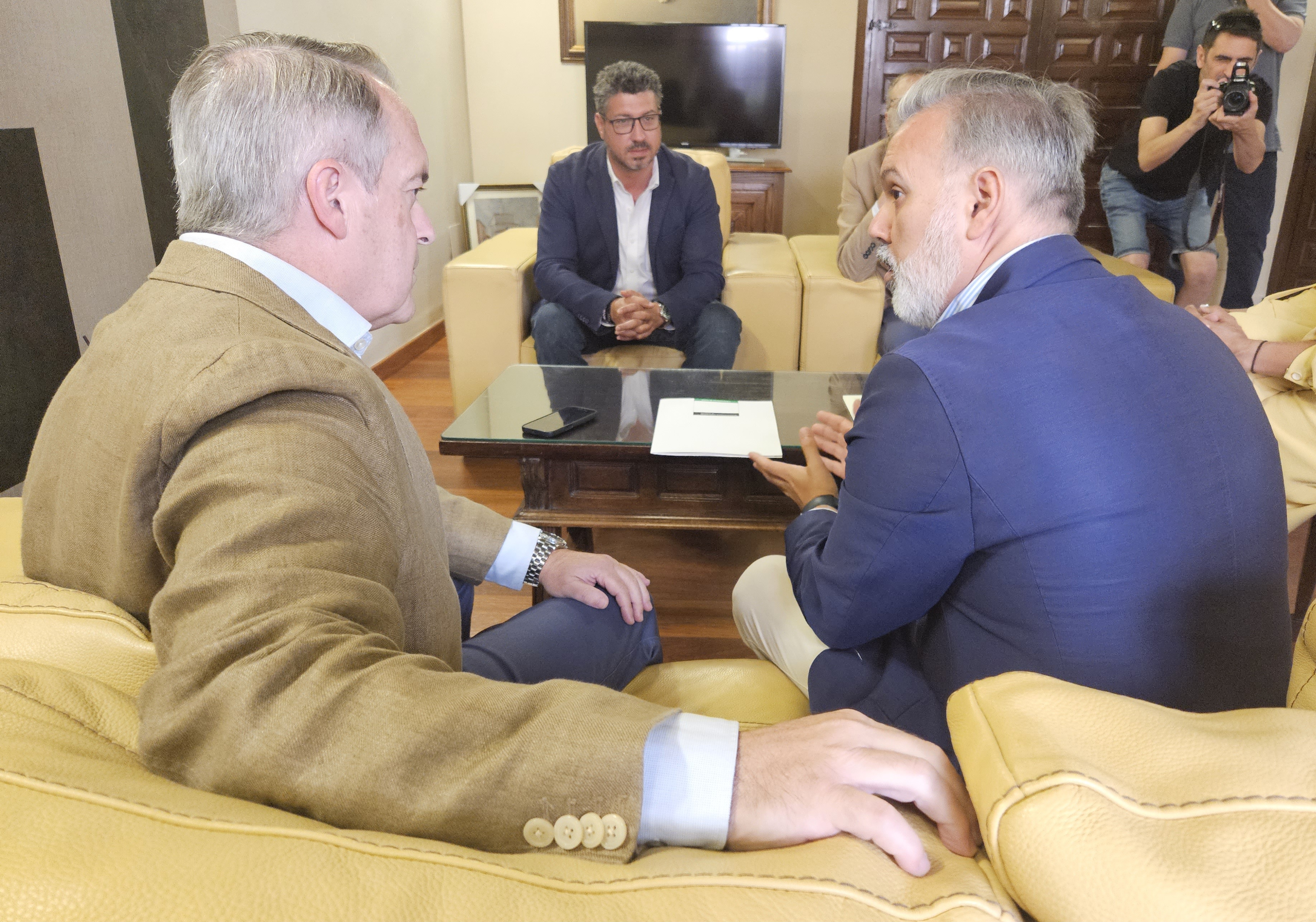 Reunión del consejero de Infraestructuras, Transporte y Vivienda, Manuel Martín Castizo, con el alcalde de Plasencia.
