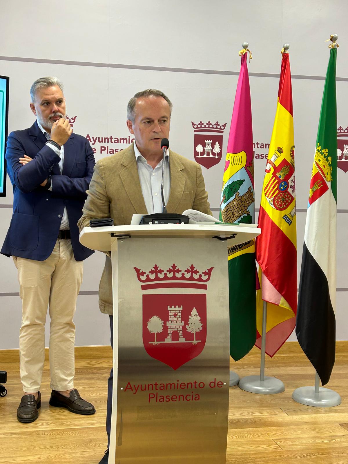 El consejero de Infraestructuras, Transporte y Vivienda, Manuel Martín Castizo, informa de las novedades.