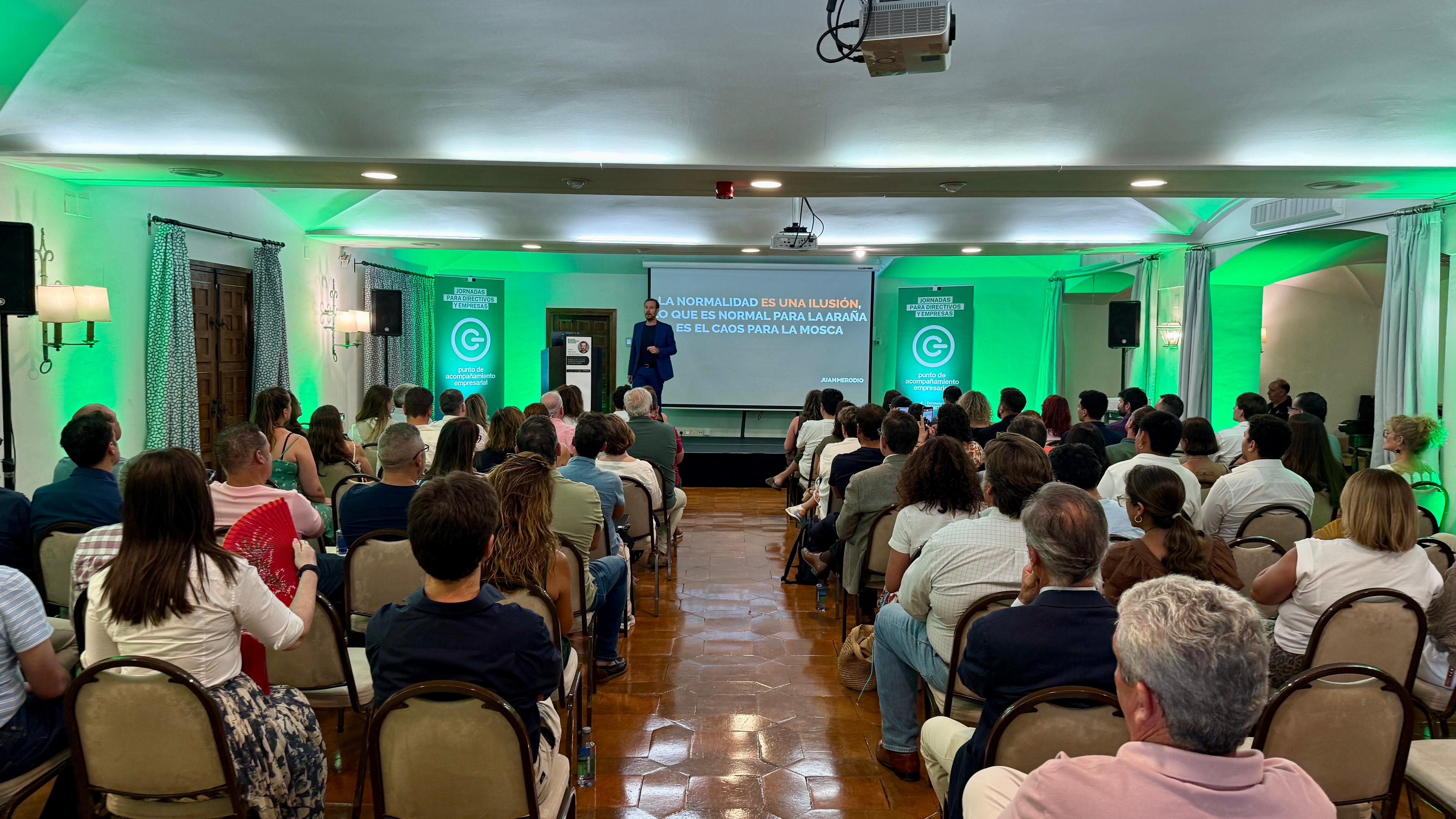 Image 2 of article Cerca de 100 empresas participan en la jornada del Punto de Acompañamiento Empresarial sobre inteligencia artificial con Juan Merodio