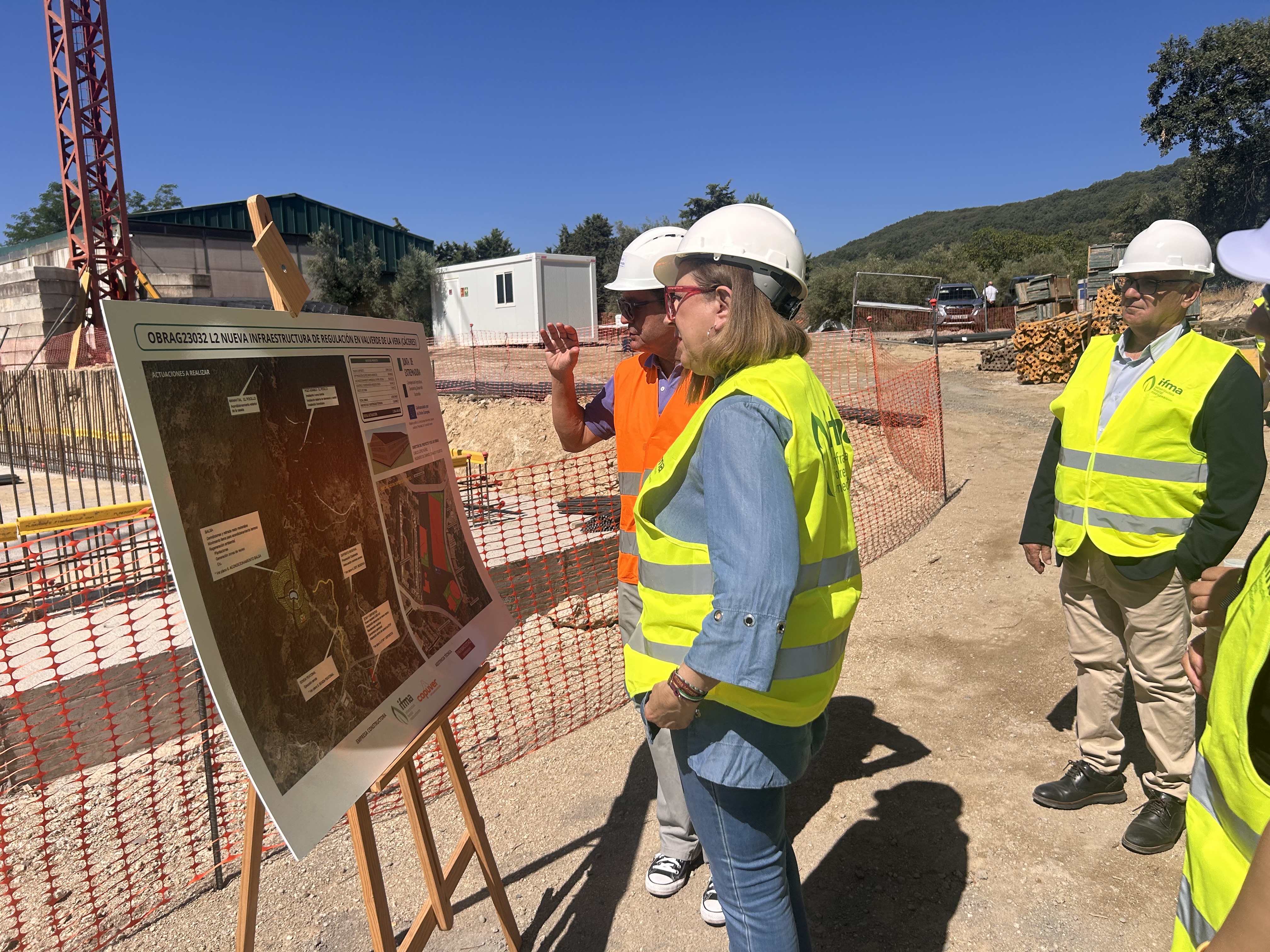 La consejera de Agricultura, Ganadería y Desarrollo Sostenible, Mercedes Morán, visita las obras.
