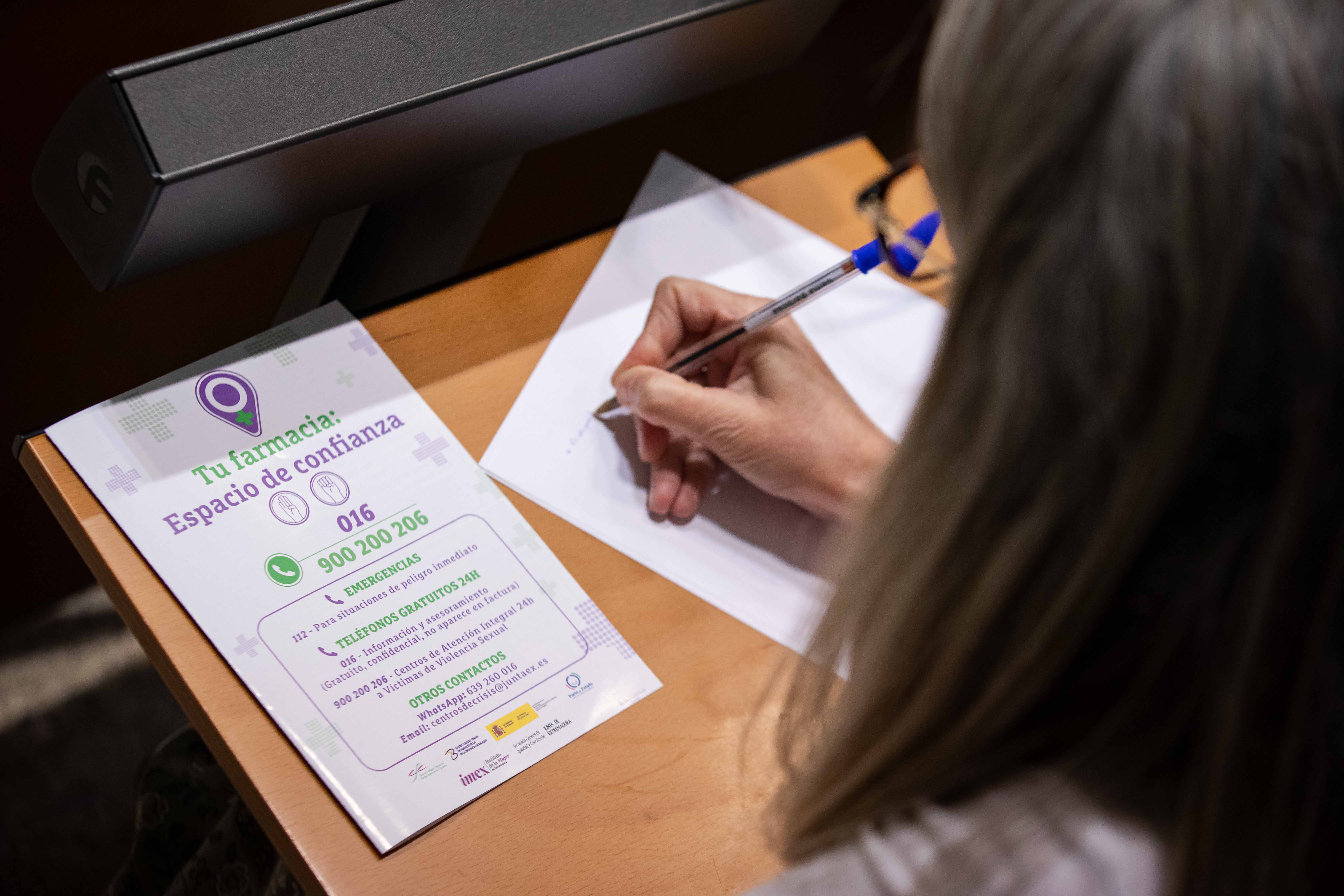Image 1 of article La Junta y los colegios farmacéuticos impulsan una red de 'puntos violeta' para apoyar a las víctimas de violencia de género en oficinas de farmacia
