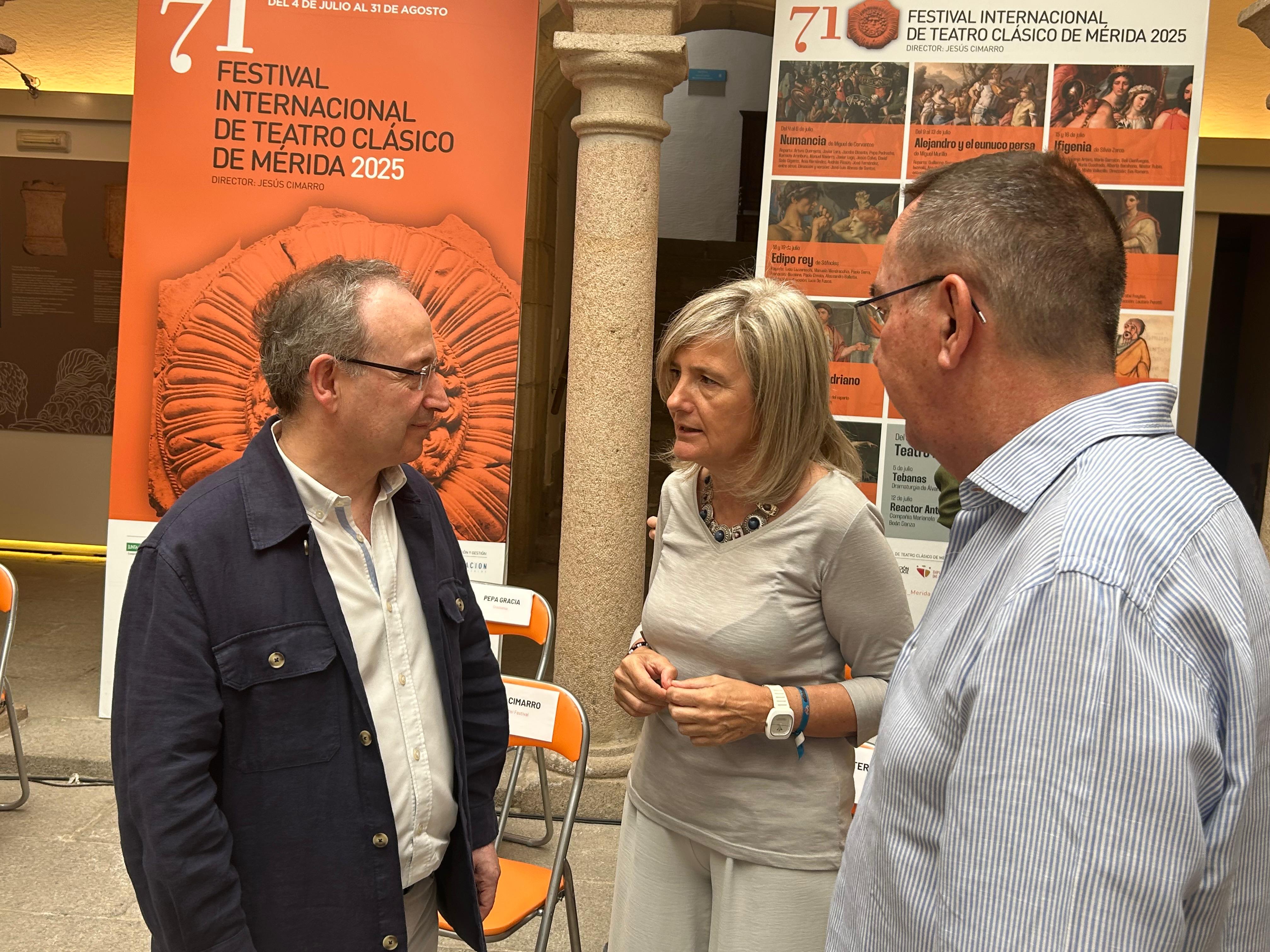 Consejera con miembros del Festival