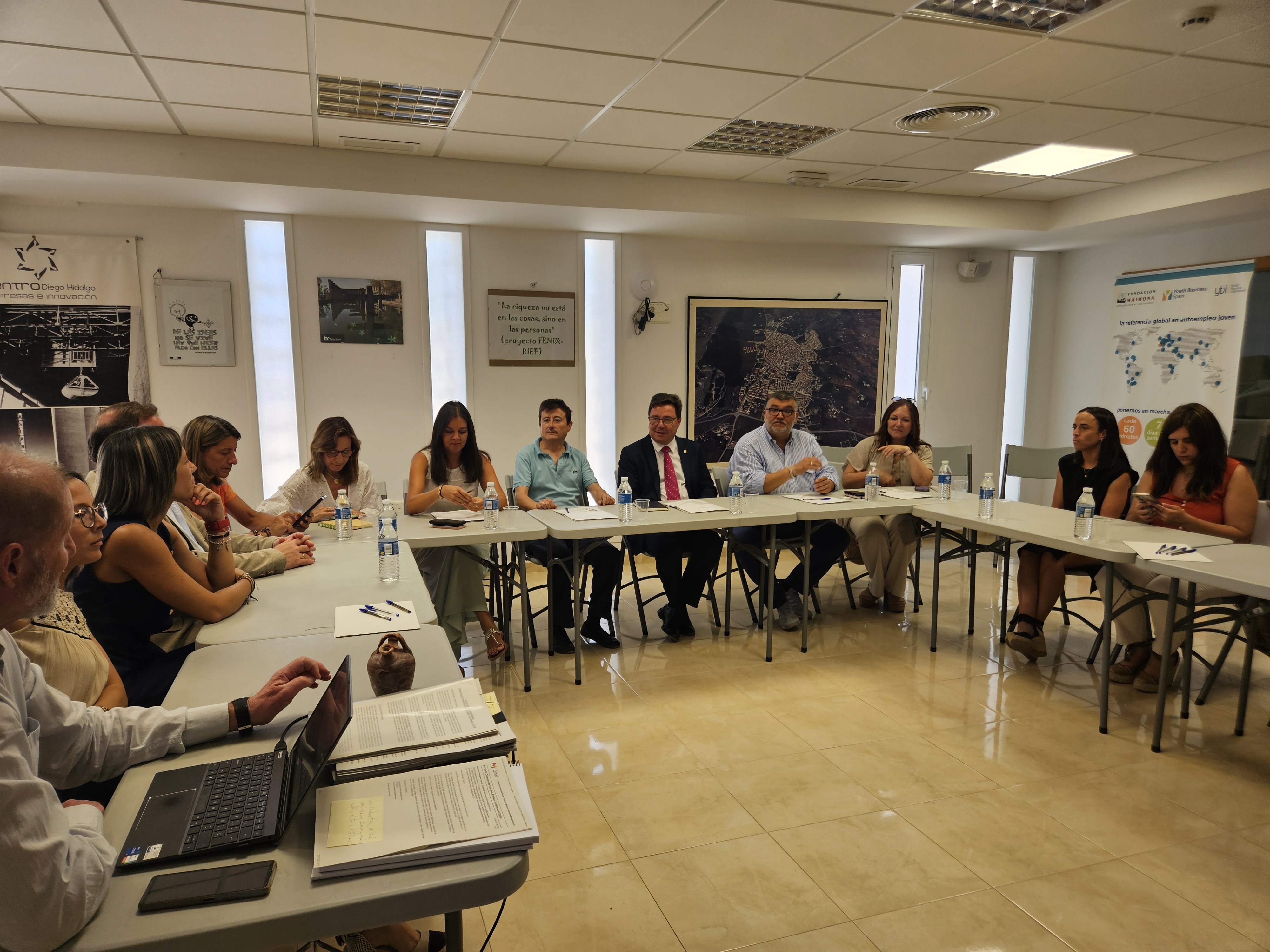 Imagen del artículo El consejero Santamaría destaca el papel estratégico del PAE de Los Santos, en funcionamiento desde abril con la colaboración de la Fundación Maimona y el ayuntamiento