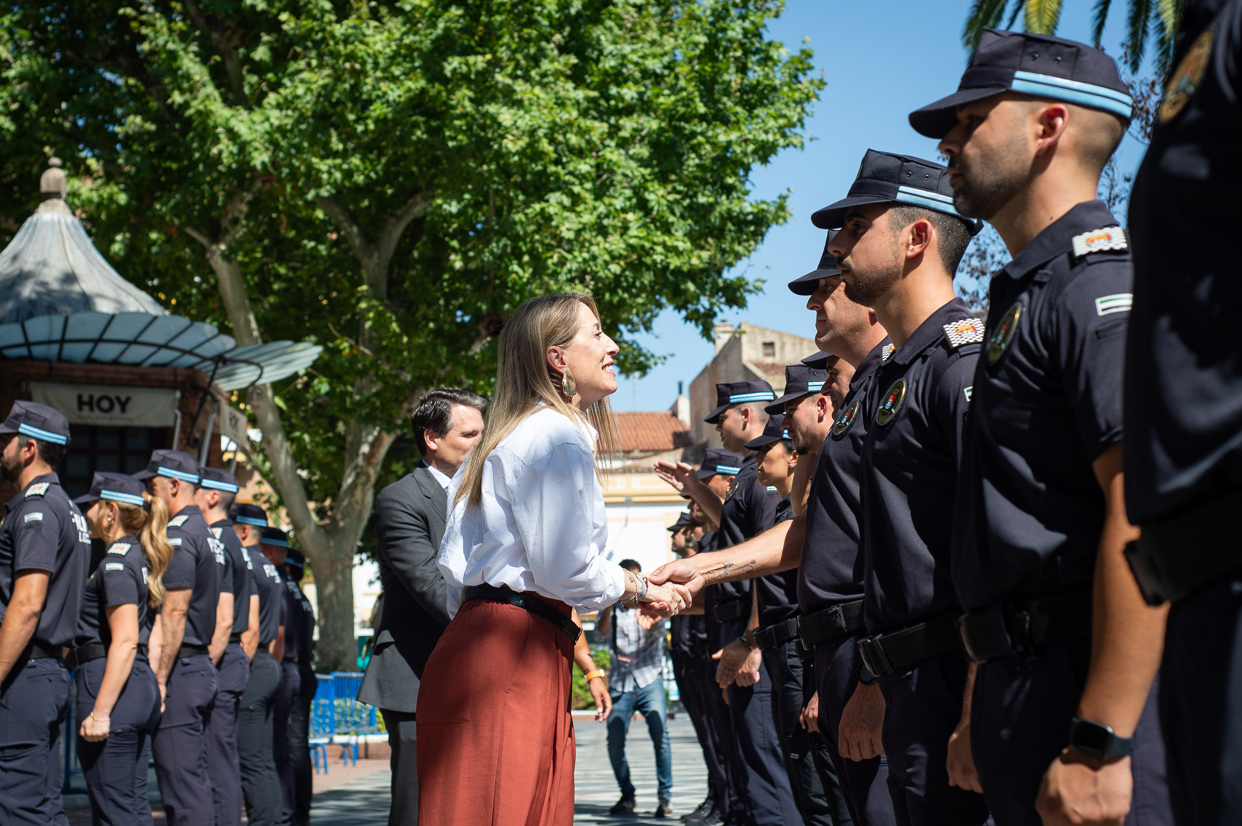 La presidenta saluda a los policías locales. 