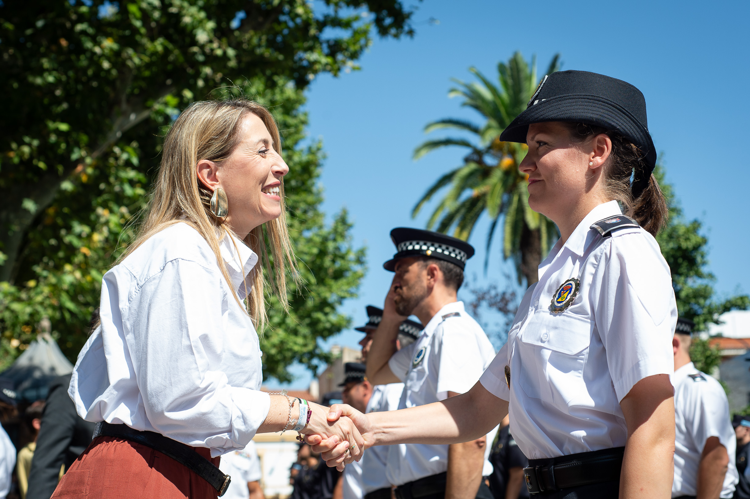 La presidenta saluda a una policía local. 