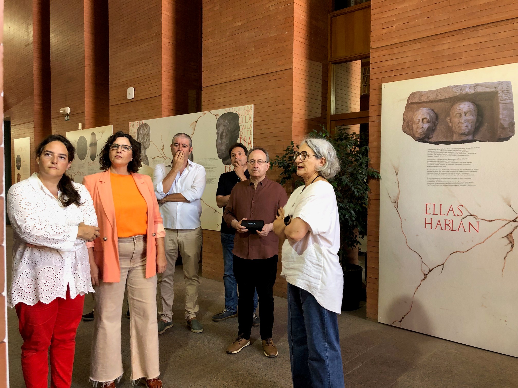 La directora general de Bibliotecas, Archivos y Patrimonio Cultural, Adela Rueda Márquez de la Plata, durante la presentación de la exposición 'Ellas hablan