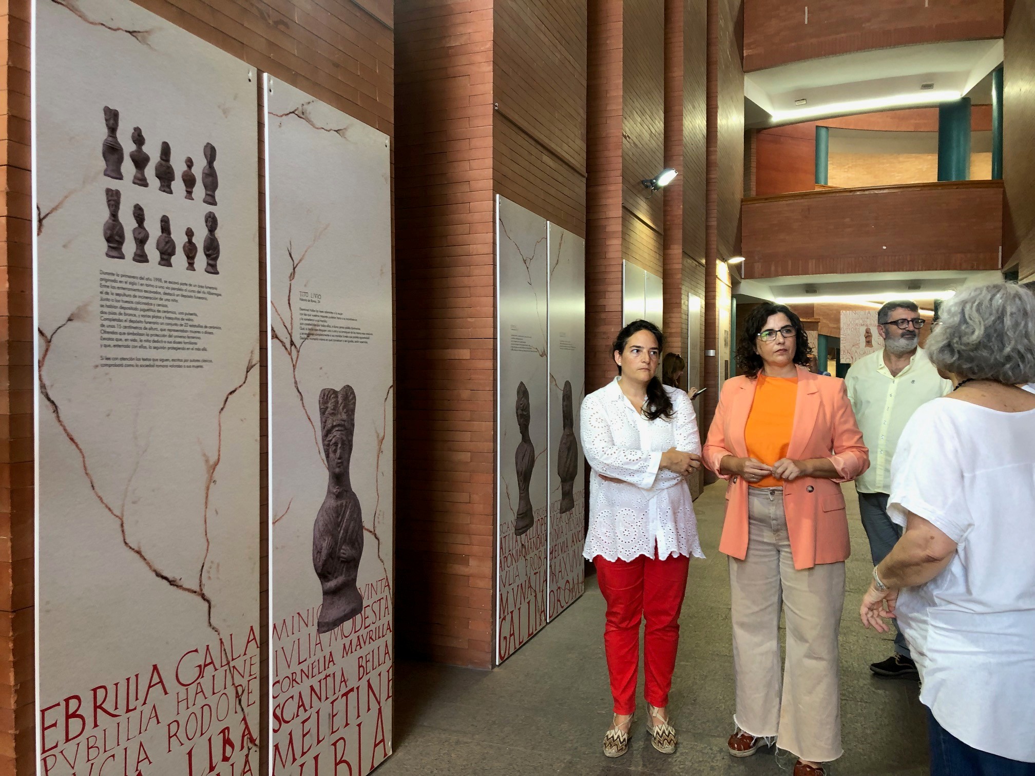 La directora general de Bibliotecas, Archivos y Patrimonio Cultural, Adela Rueda Márquez de la Plata, durante la presentación de la exposición 'Ellas hablan