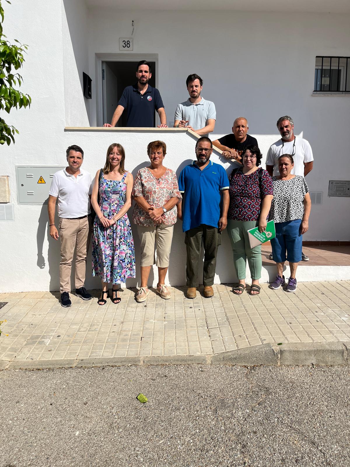 Foto participantes en la entrega de llaves