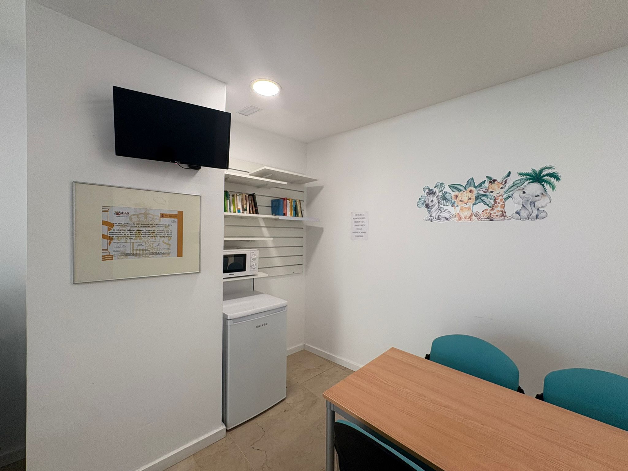Image 1 of article El Hospital de Mérida presenta su nueva sala para familiares de neonatos hospitalizados y la primera sala de lactancia del centro