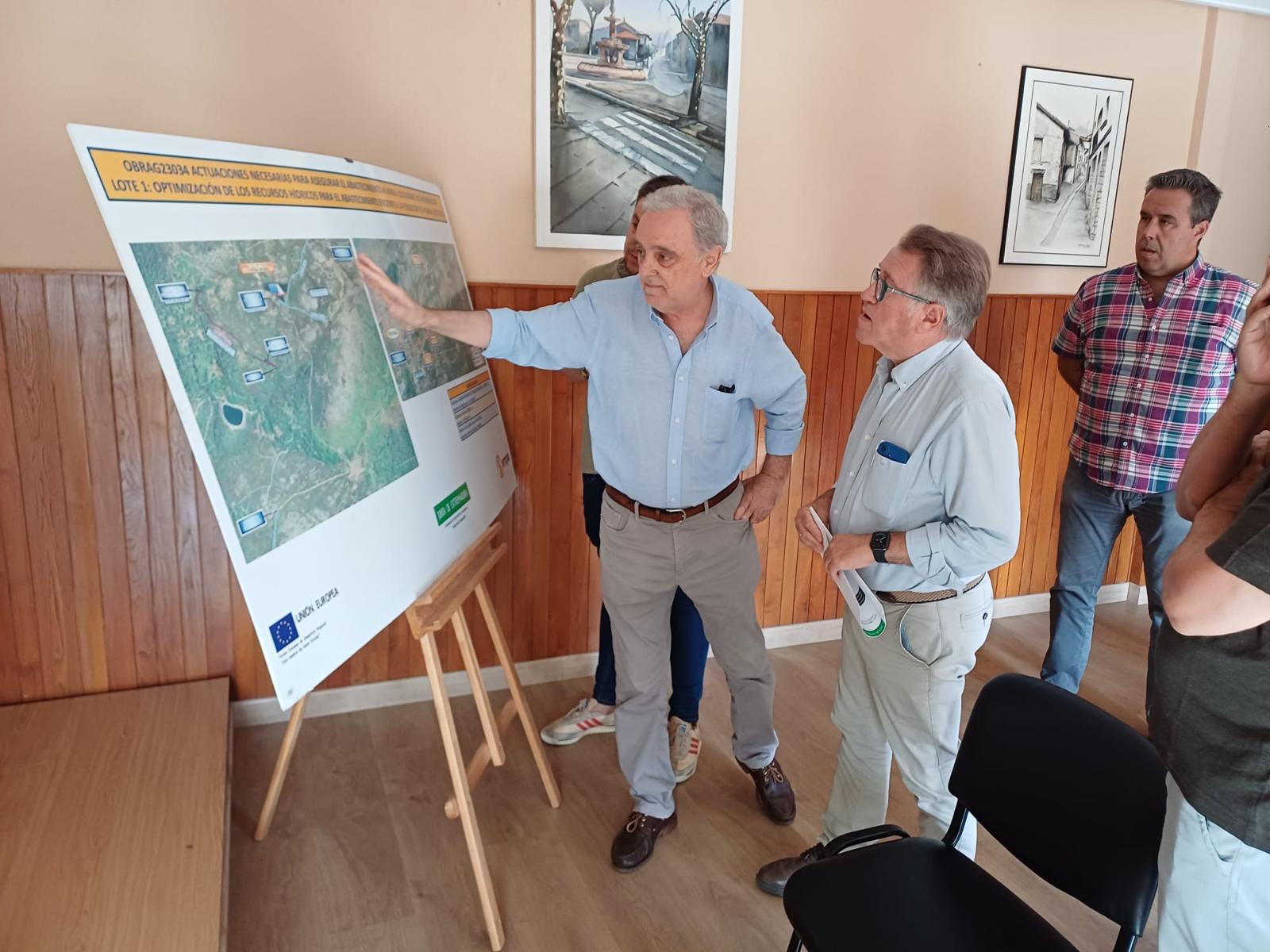 El director mira un mapa