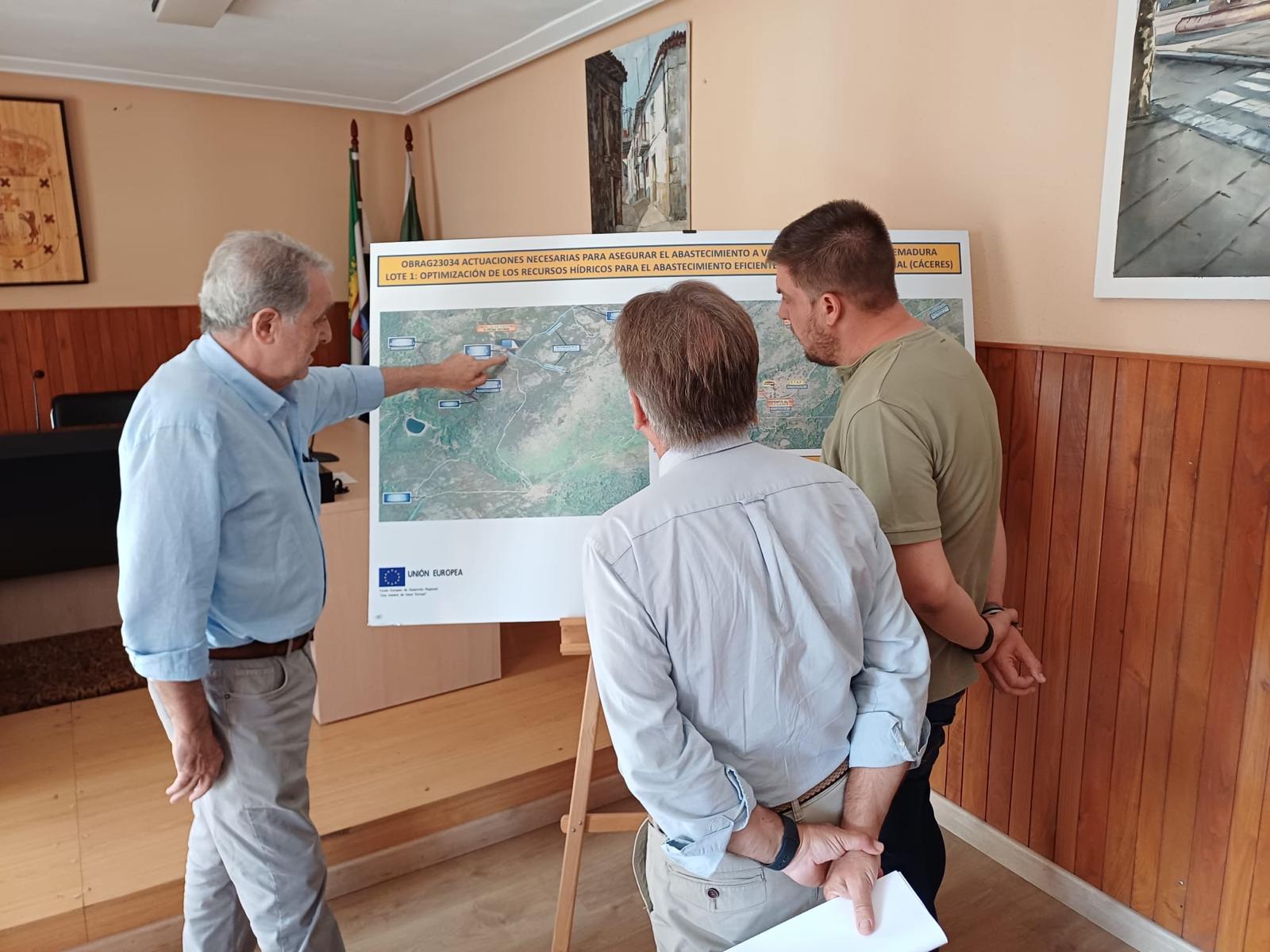 El director mira un mapa de nuevo