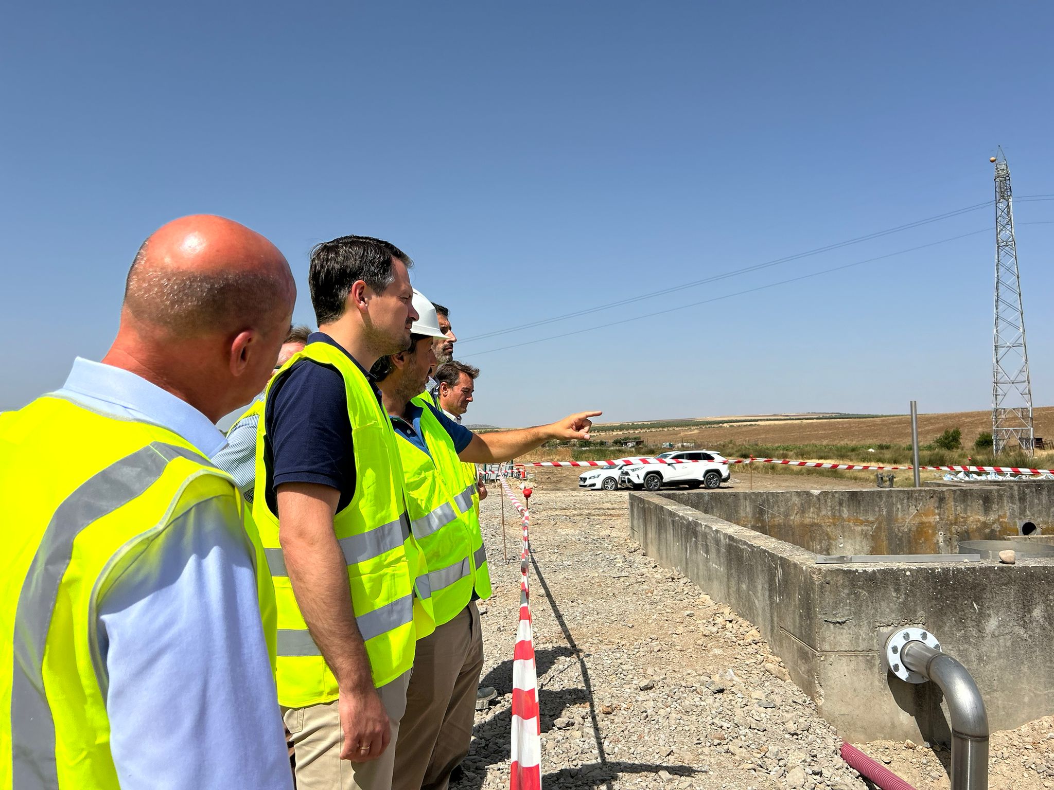 El consejero observa las obras