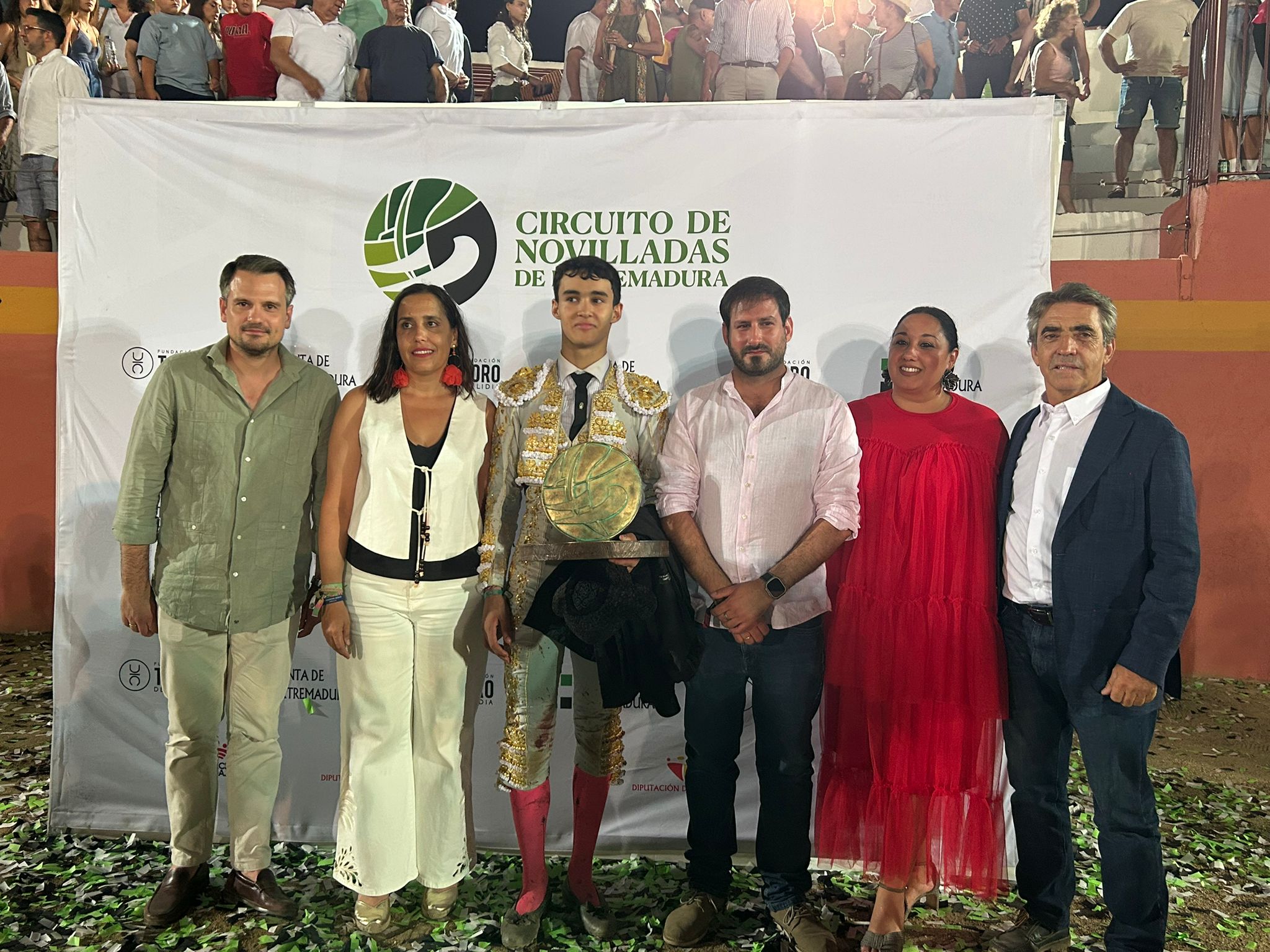 El consejero, acompañado