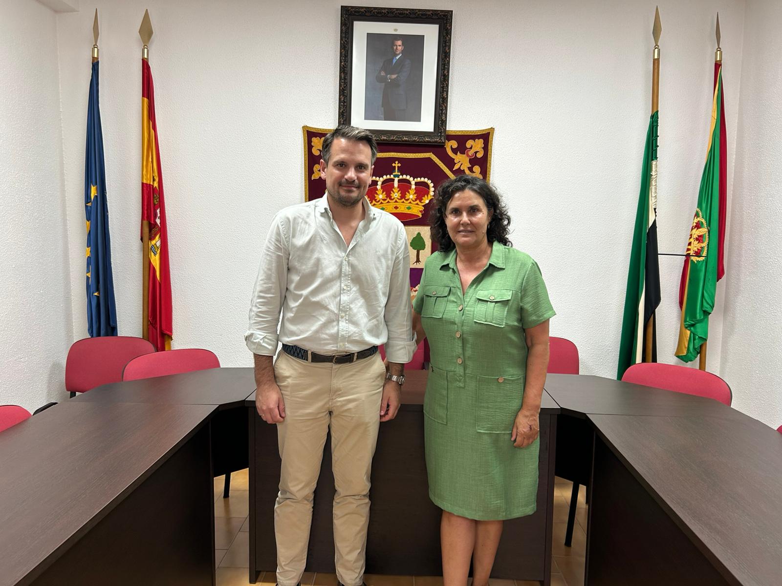 El consejero de Presidencia, Interior y Diálogo Social, Abel Bautista, junto a Felisa Cepeda.